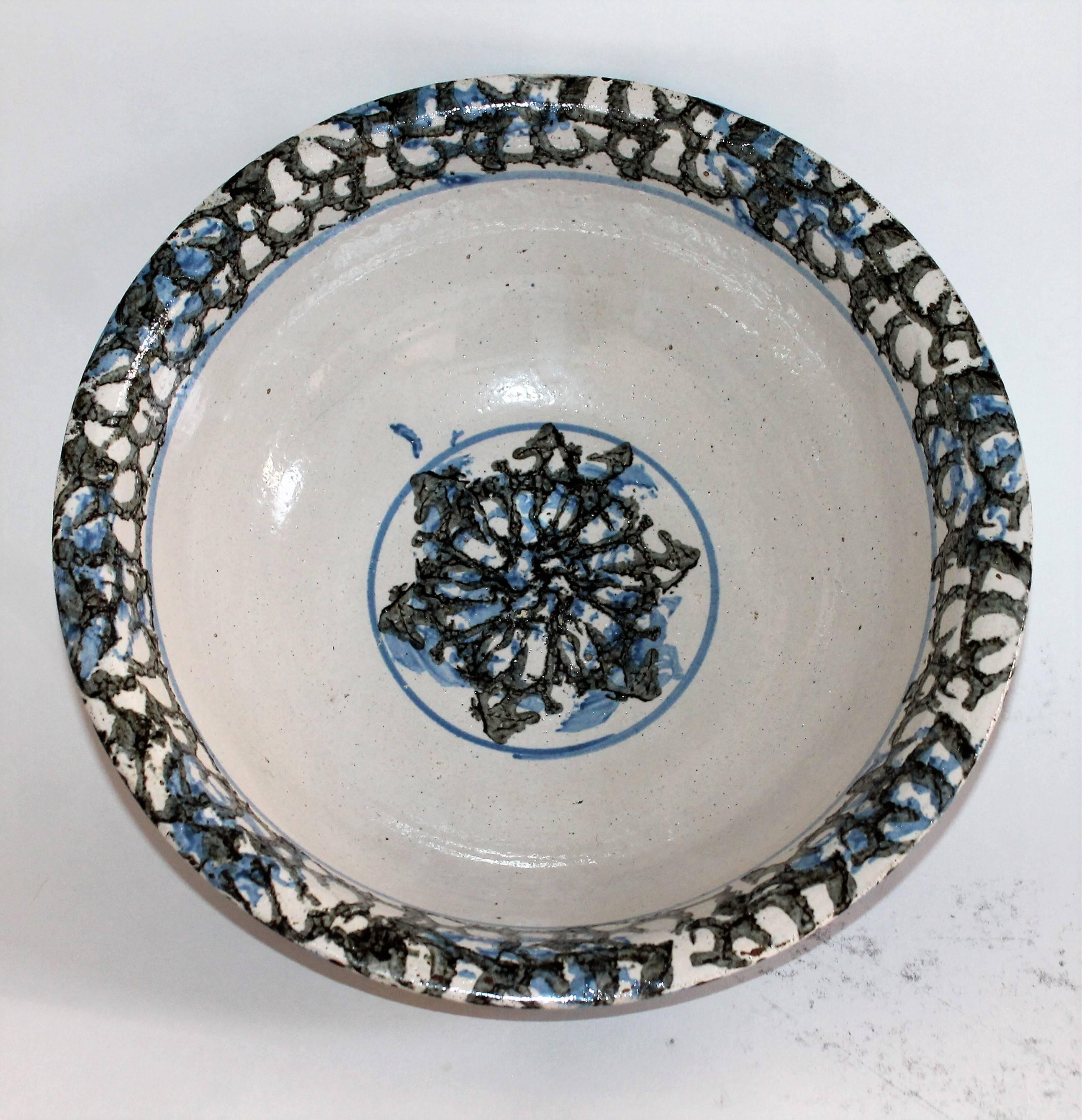 Country Rare ensemble de pichet et bol en poterie en éponge du XIXe siècle en vente