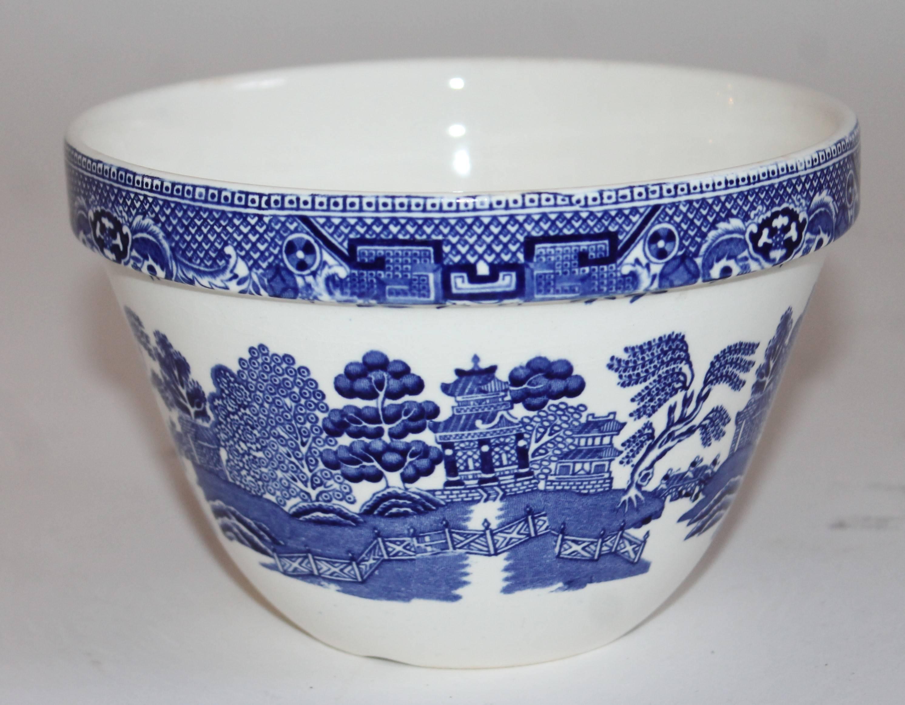 Beautiful deep swinnertons blue willow bowl. This bowl has an unusual depth. This bowl measures 6.5 inches diameter x 4.25 inches in height. Great blue willow pattern on a white background.