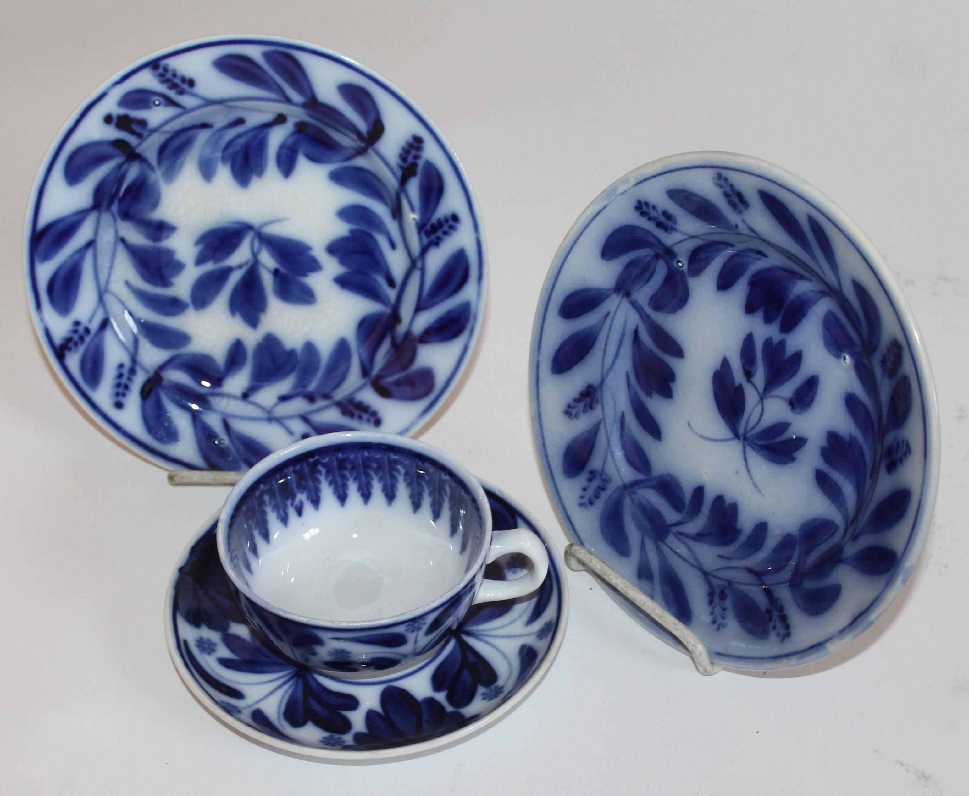 Country 19th Century Spinach Leaf Flow Blue Spatter Ware For Sale
