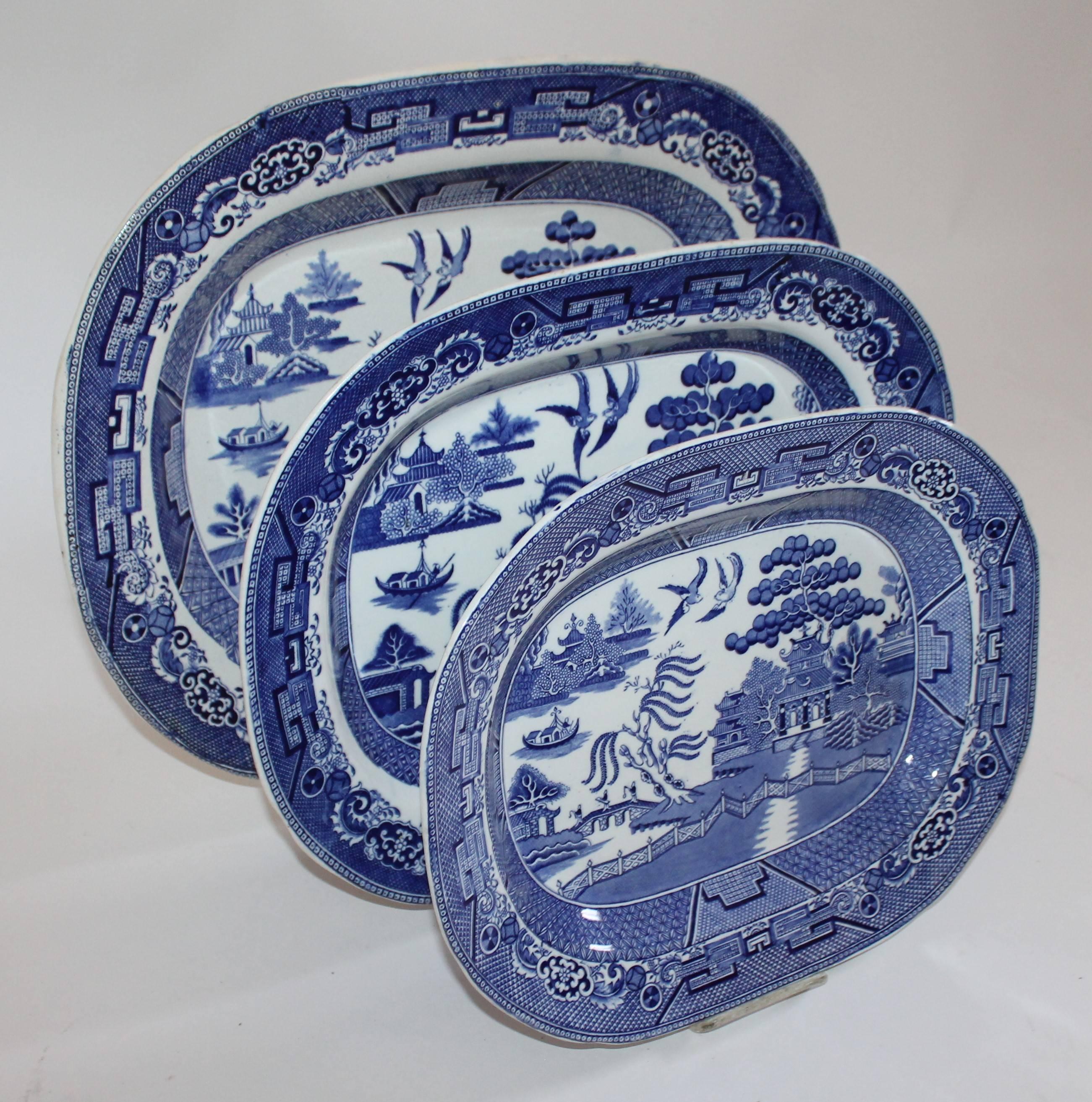 Colección de tres fuentes inglesas de sauce azul Hecho a mano en venta