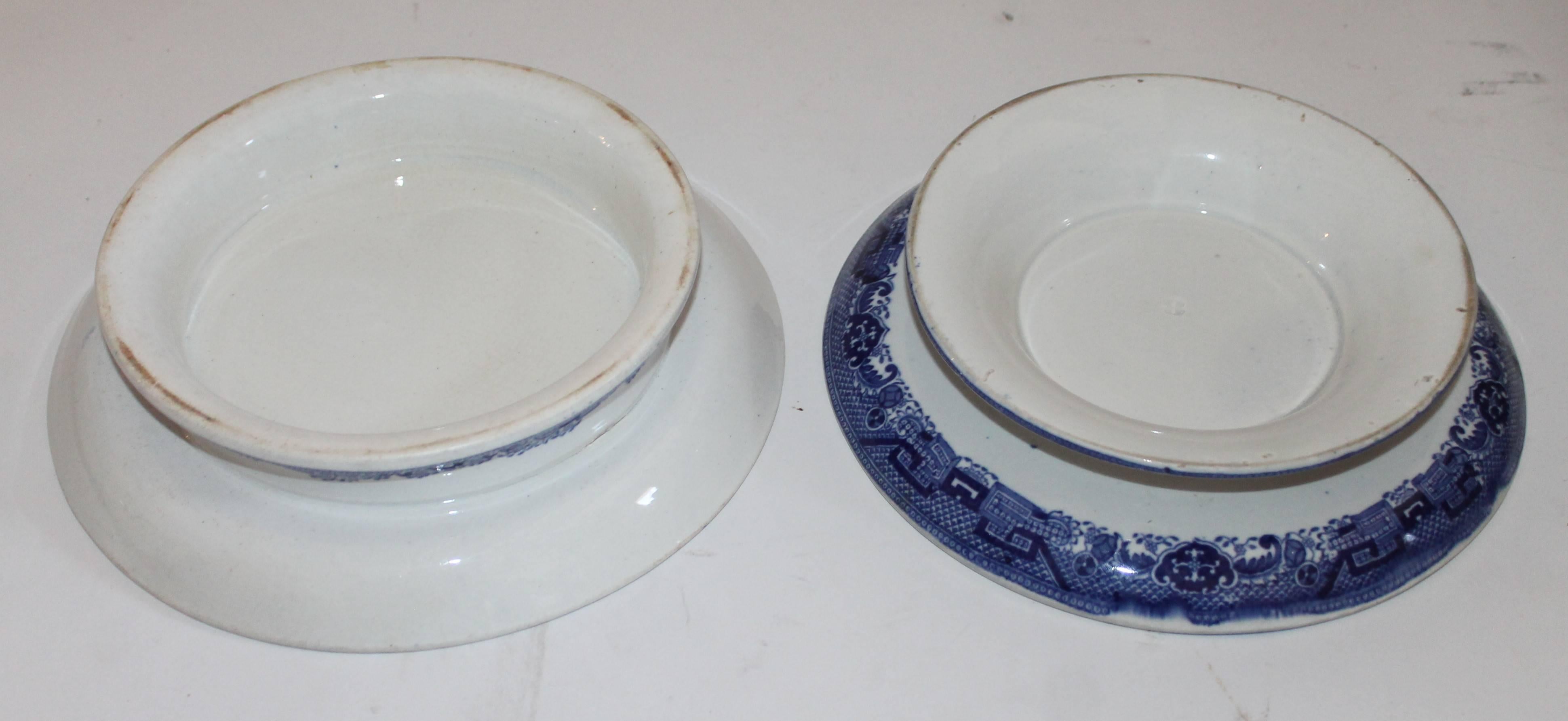Hand-Painted Pair of Early 19th Century English Blue Willow Cake Plates For Sale