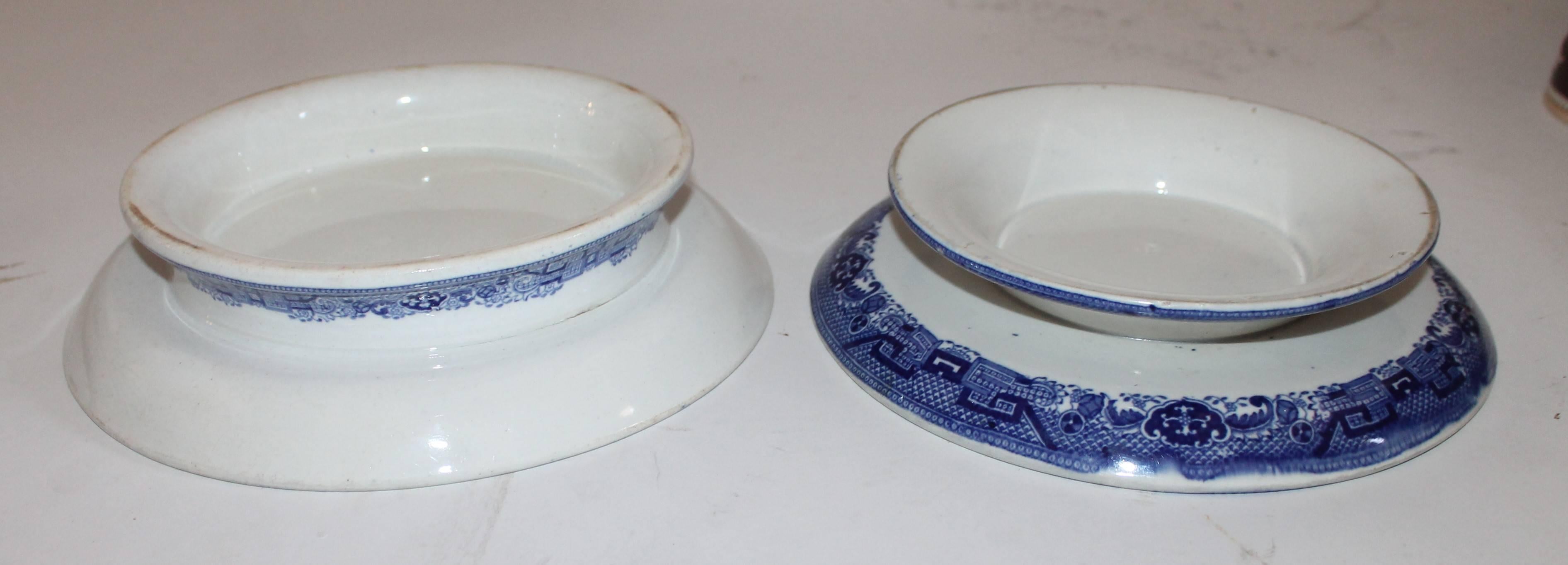 Pair of Early 19th Century English Blue Willow Cake Plates In Excellent Condition For Sale In Los Angeles, CA