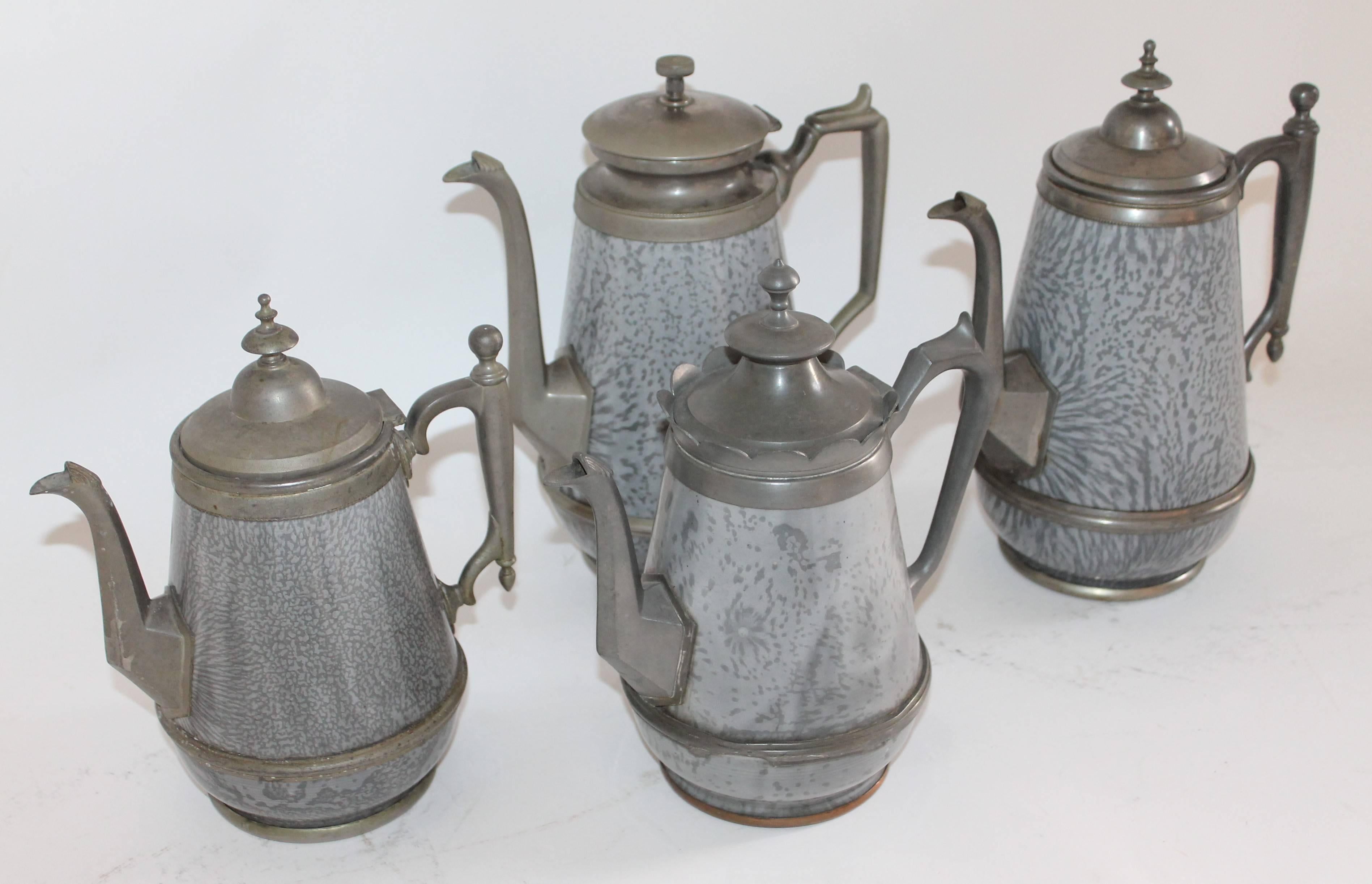 Sammlung seltener Gänsehalskaffeekannen aus Granit und Zinn aus dem 19. Jahrhundert (Amerikanische Klassik) im Angebot