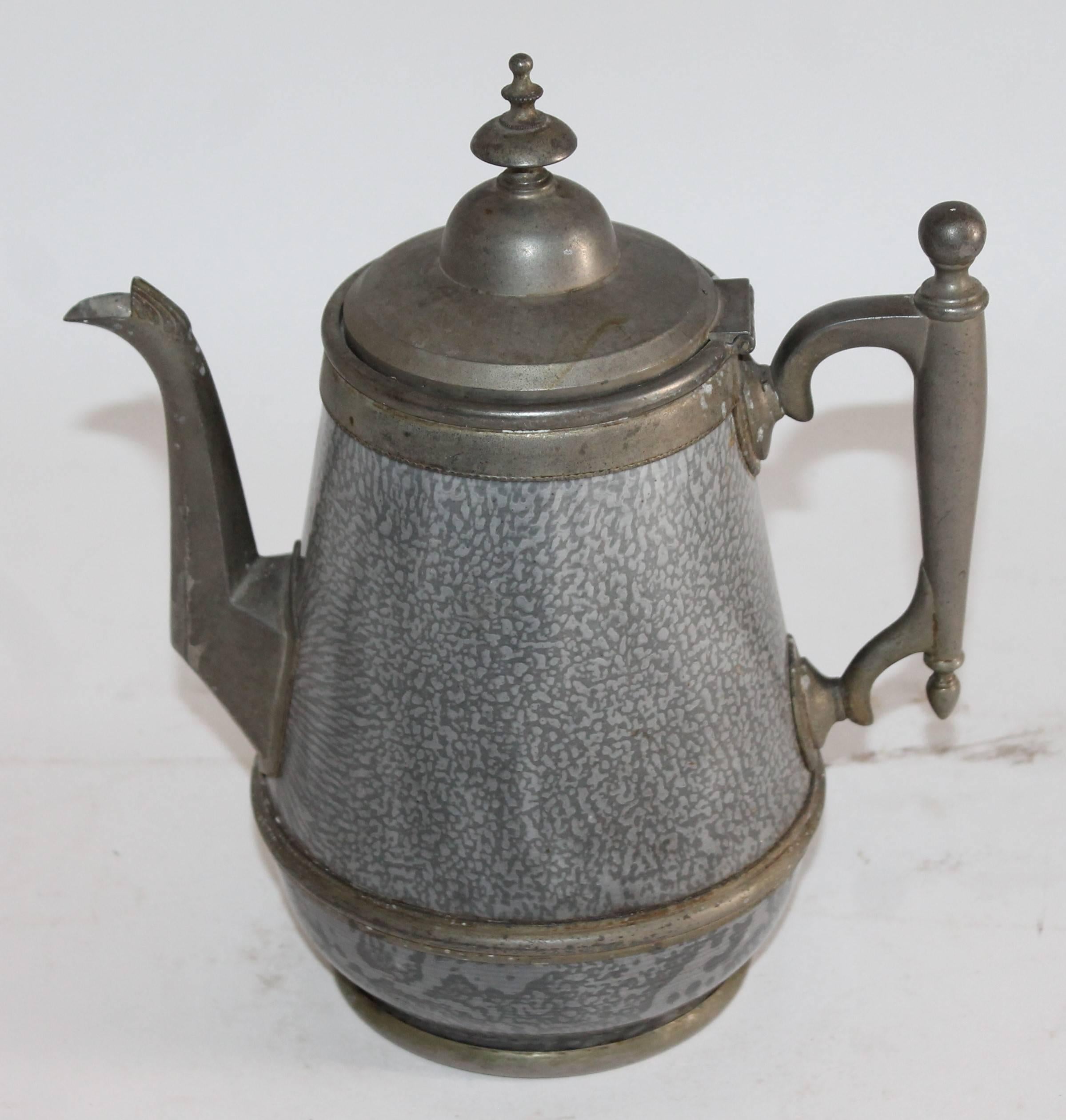 Sammlung seltener Gänsehalskaffeekannen aus Granit und Zinn aus dem 19. Jahrhundert (amerikanisch) im Angebot