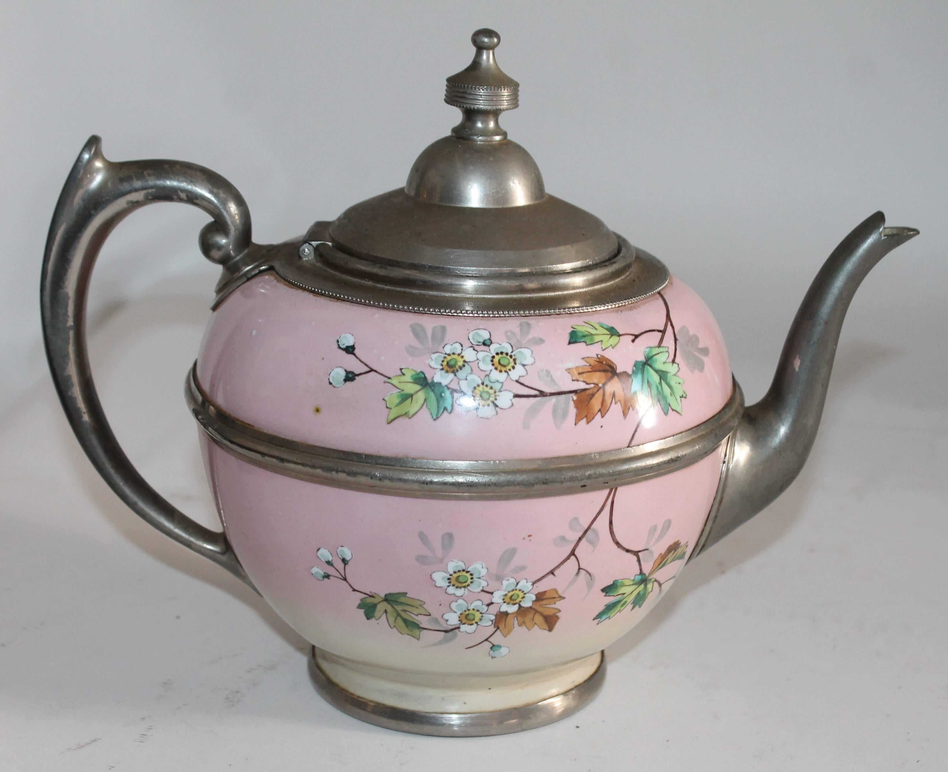 Début de l'époque victorienne Théière rare en émail peint et en étain du 19ème siècle en vente
