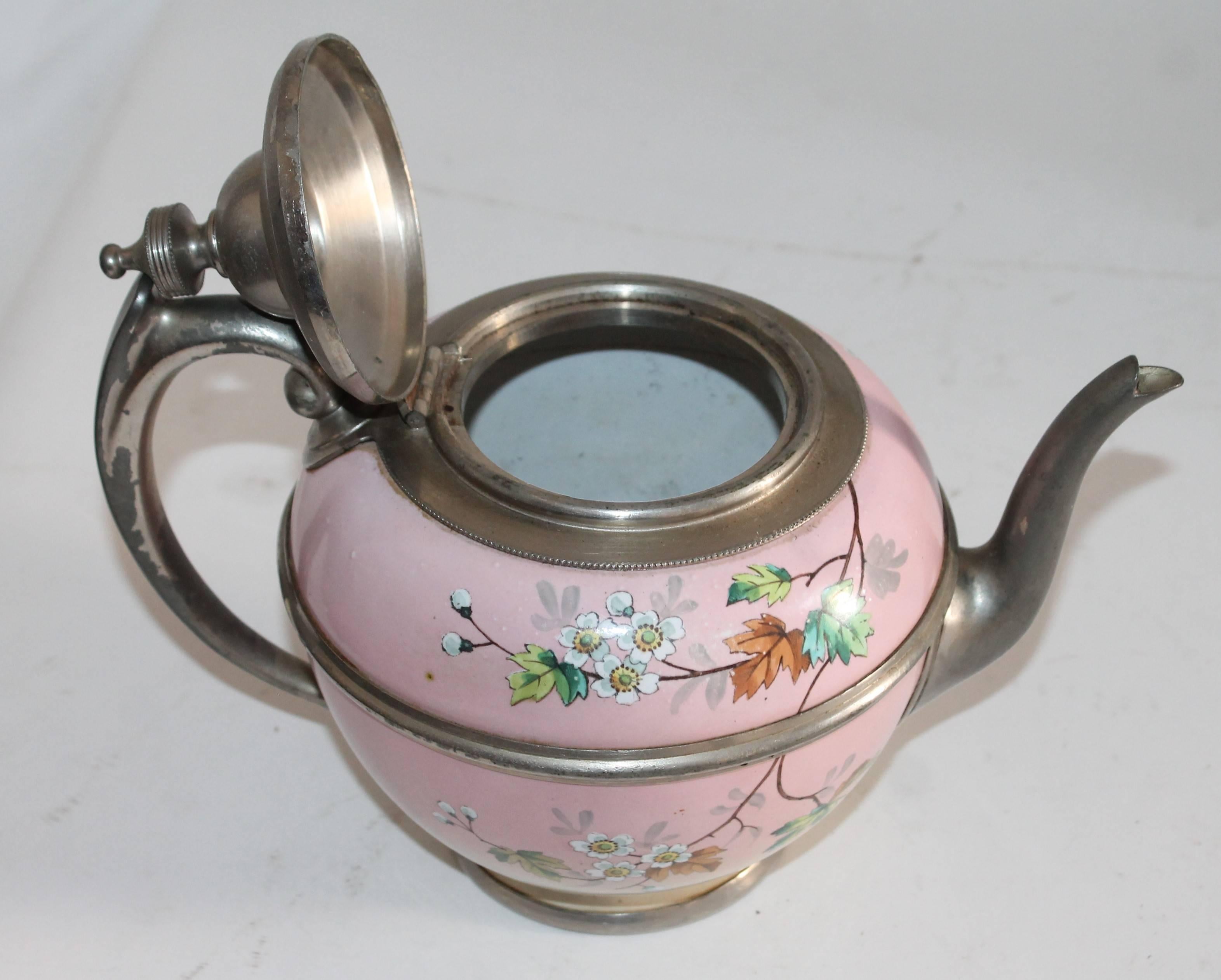 Seltene Teekanne aus bemalter Emaille und Zinn aus dem 19. Jahrhundert (Englisch) im Angebot