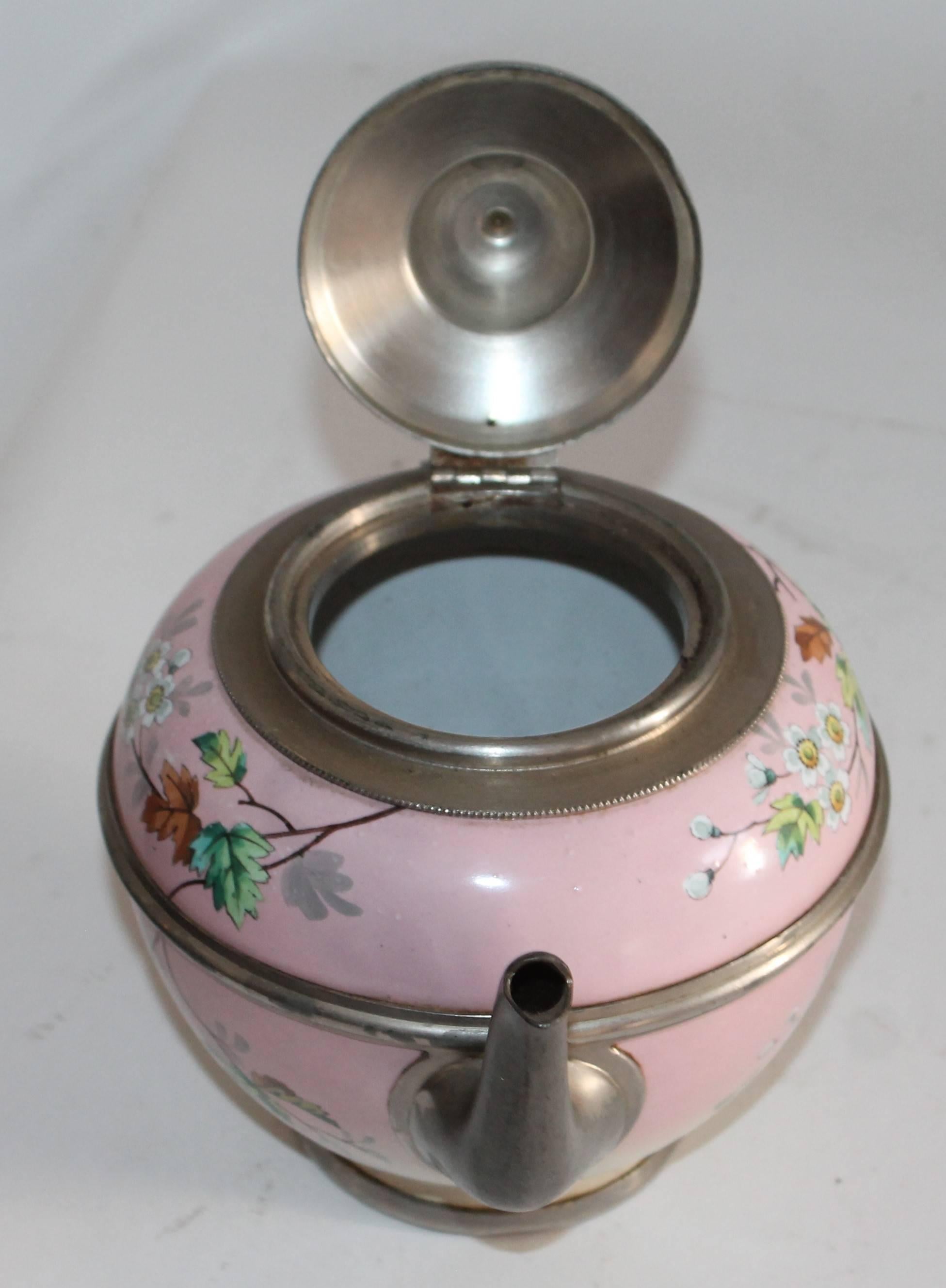 Seltene Teekanne aus bemalter Emaille und Zinn aus dem 19. Jahrhundert (Emailliert) im Angebot