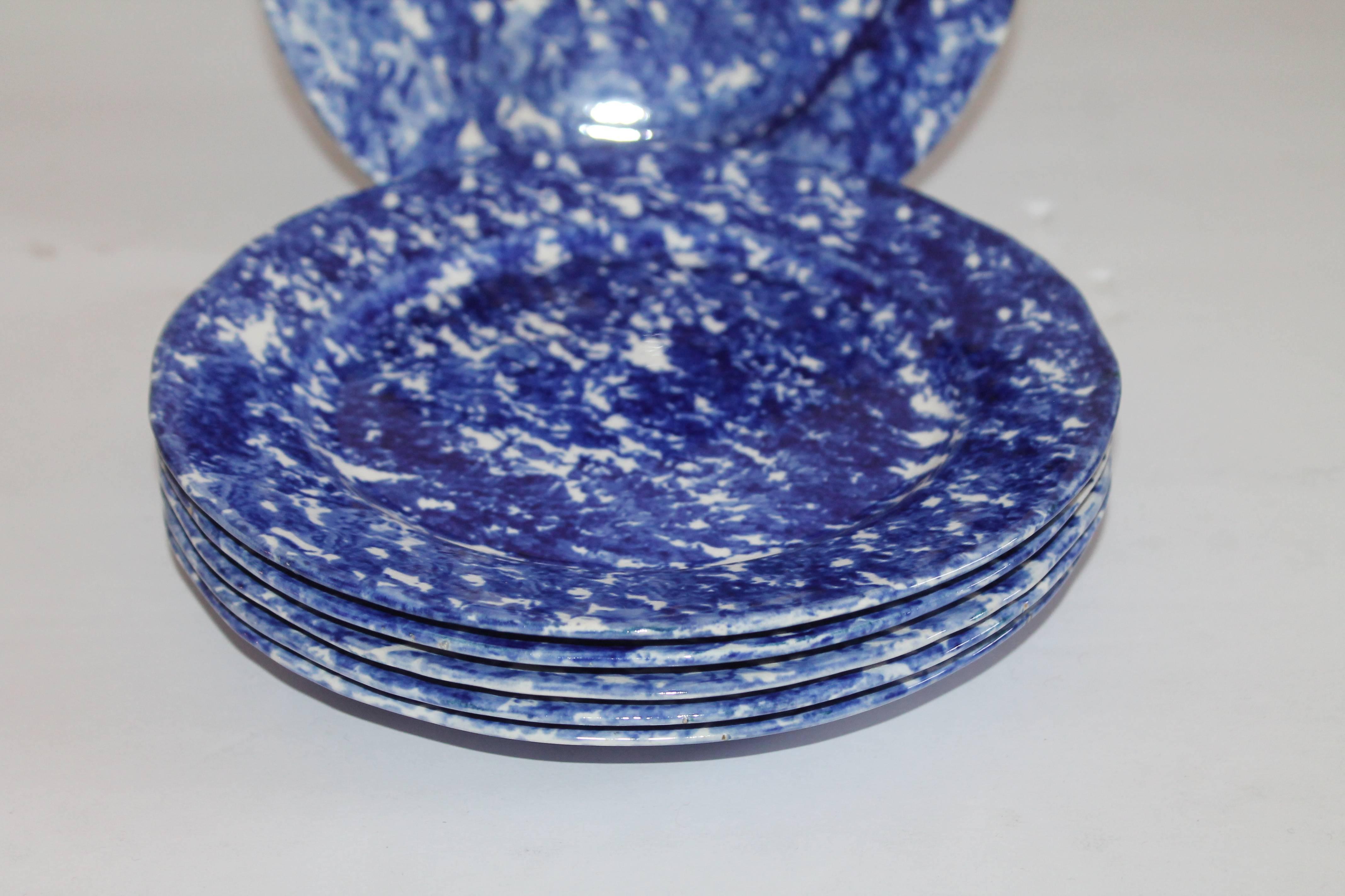 Ces étonnantes assiettes américaines en éponge peintes et vernies à la main constituent un ensemble parfaitement assorti. Ils sont dans un état impeccable.
