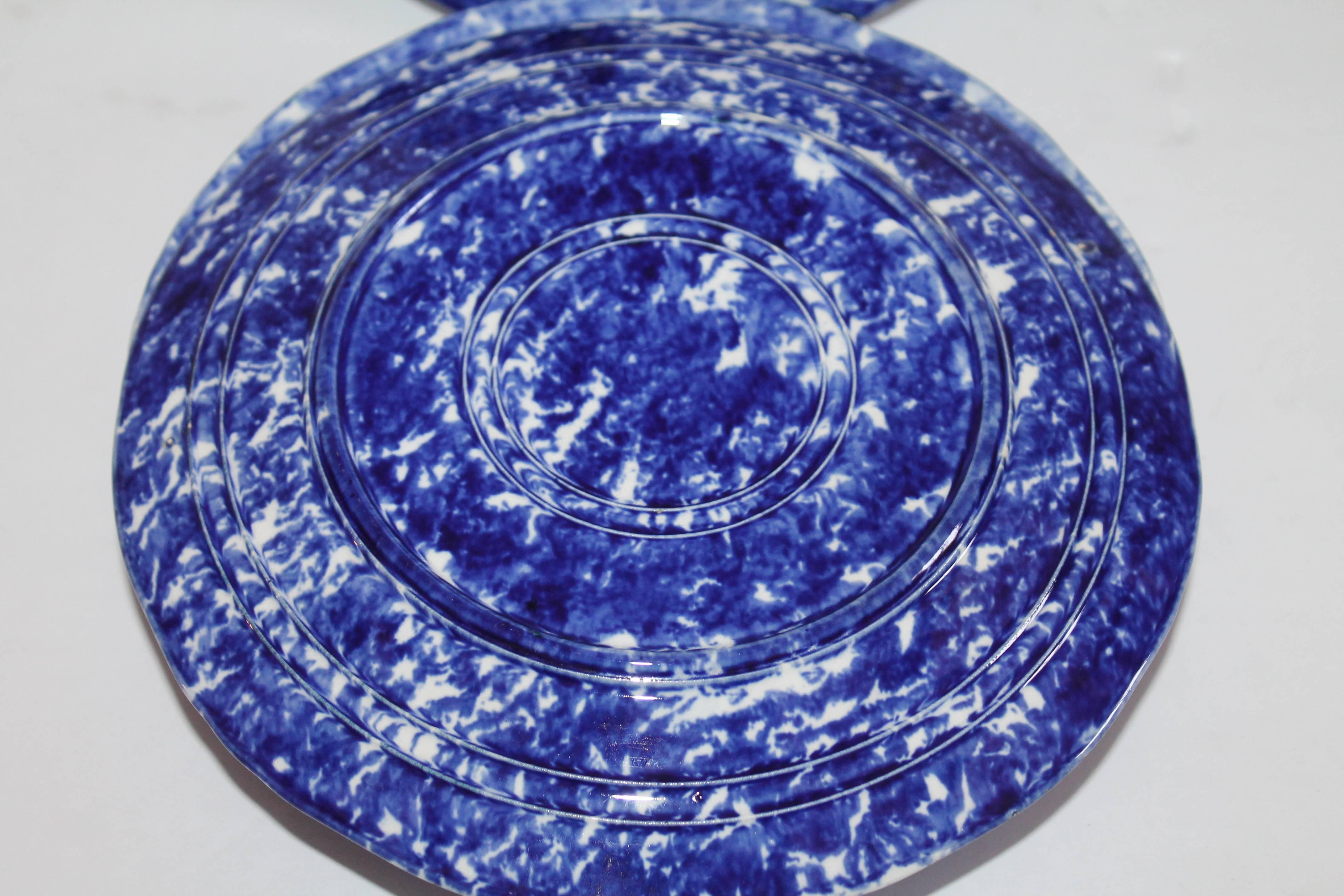 Peint à la main Ensemble de six assiettes à déjeuner assorties en céramique à l'éponge du XIXe siècle en vente