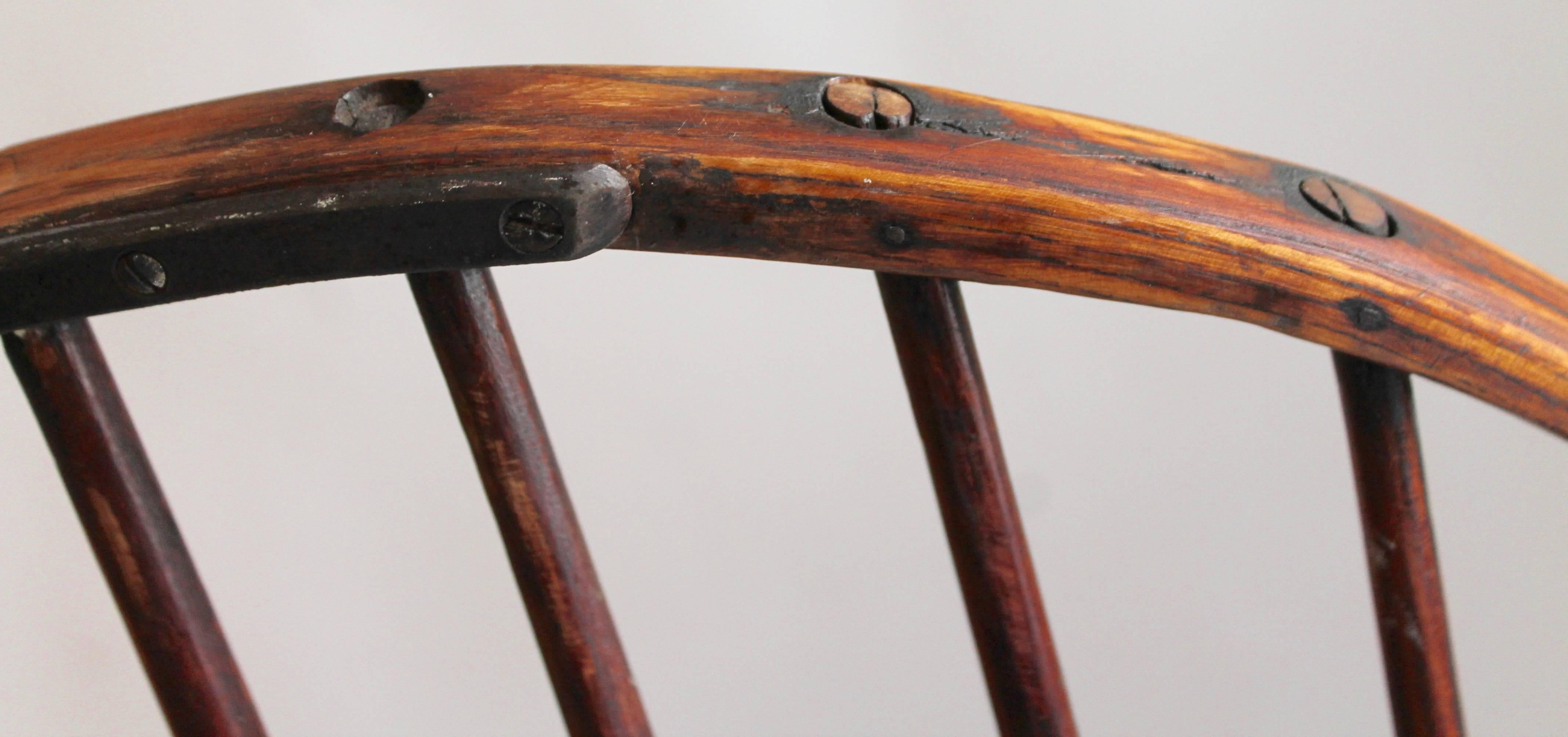 Early 18th Century English Windsor Chair In Distressed Condition In Los Angeles, CA