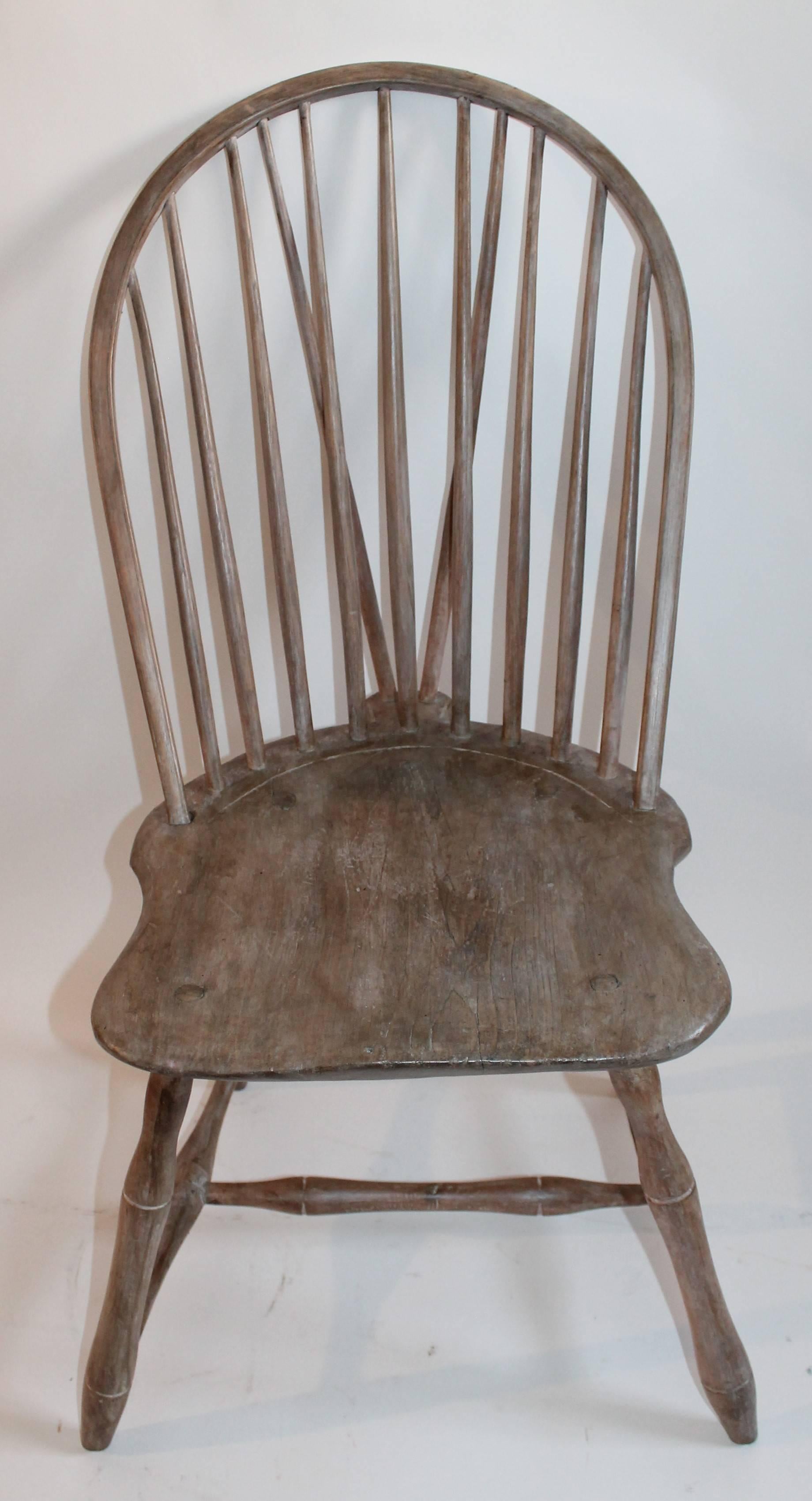 This fine and worn brace back 18th century Windsor chair is in great condition with a fantastic aged patina. This fine chair was found in New England.