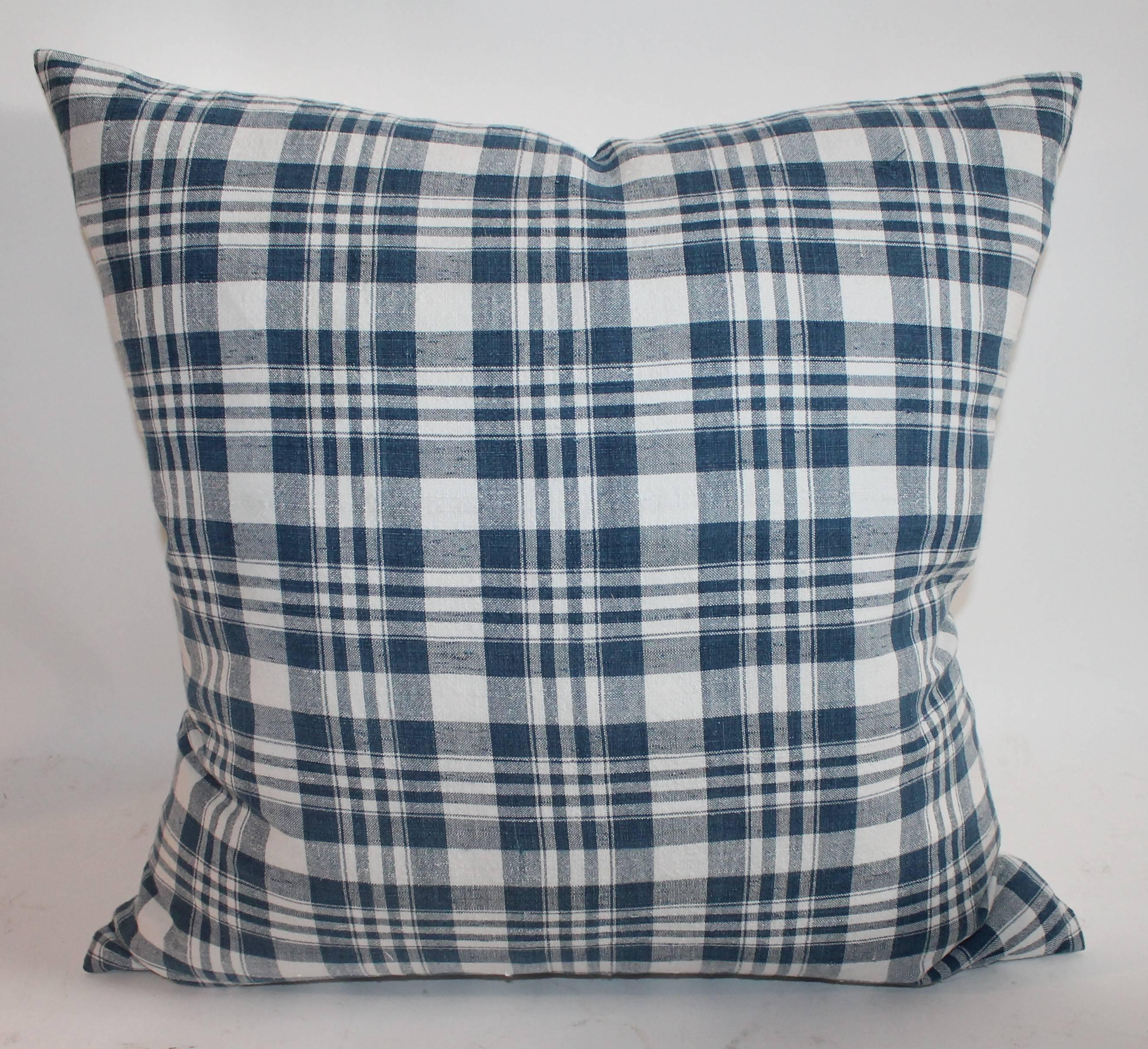 Hand-Crafted 19th Century Blue and White Homespun Linen Pillows For Sale