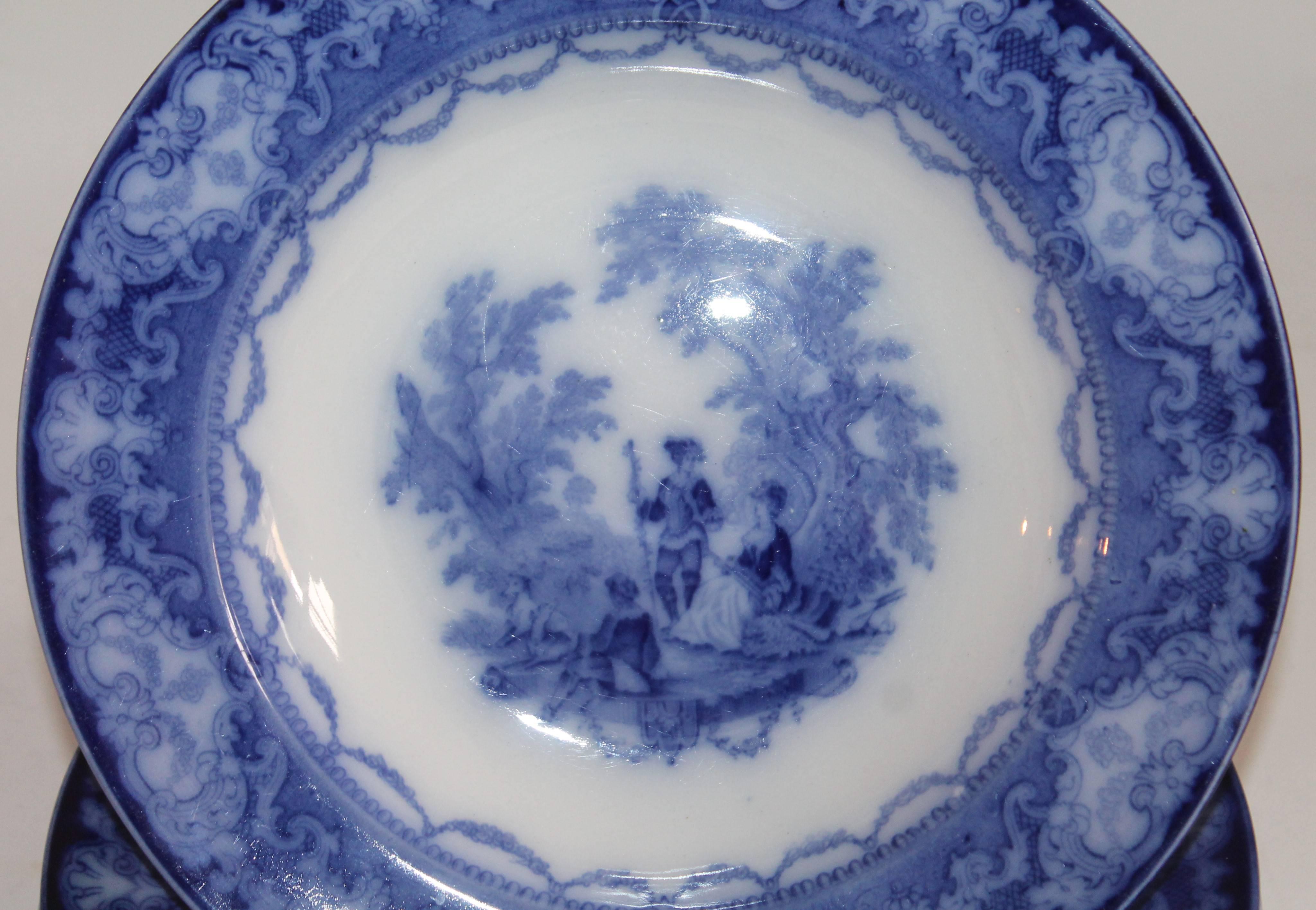 Satz von fünf flo blauen Suppenschalen signiert Watteau Doulton und in tadellosem Zustand. Diese englischen Schalen sind schön großzügig bemessen.
