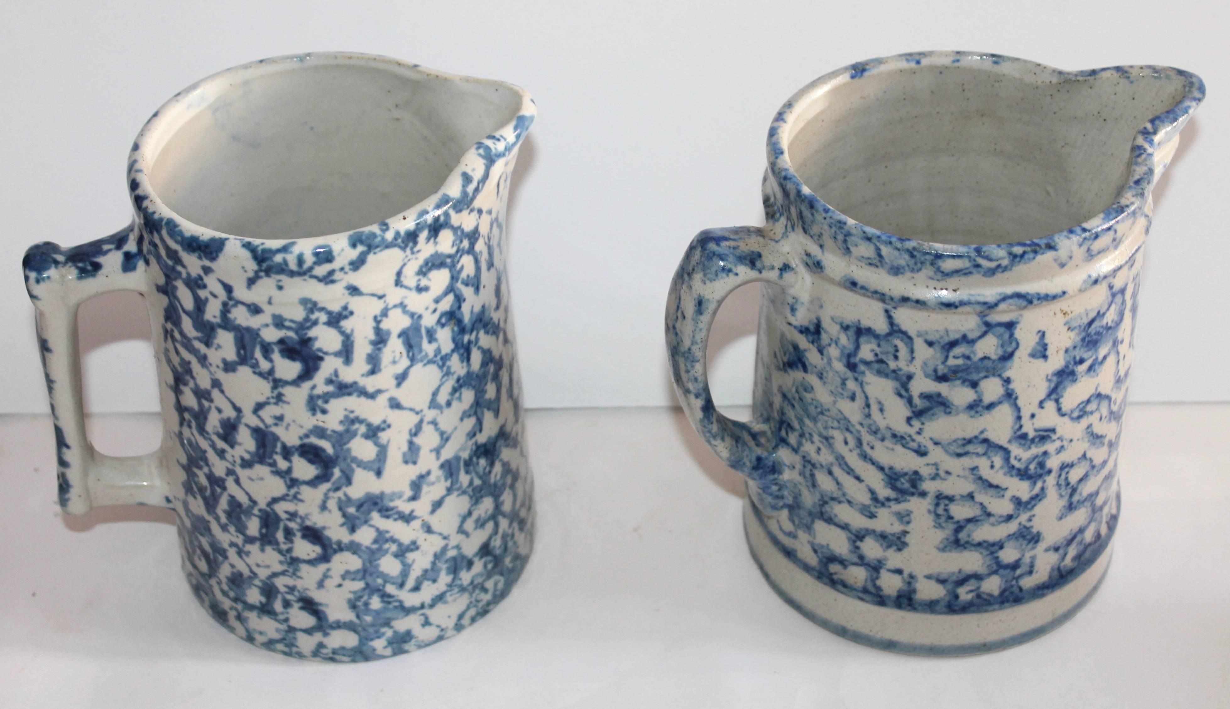 Américain Paire de pichets en poterie éponge du 19e siècle en vente