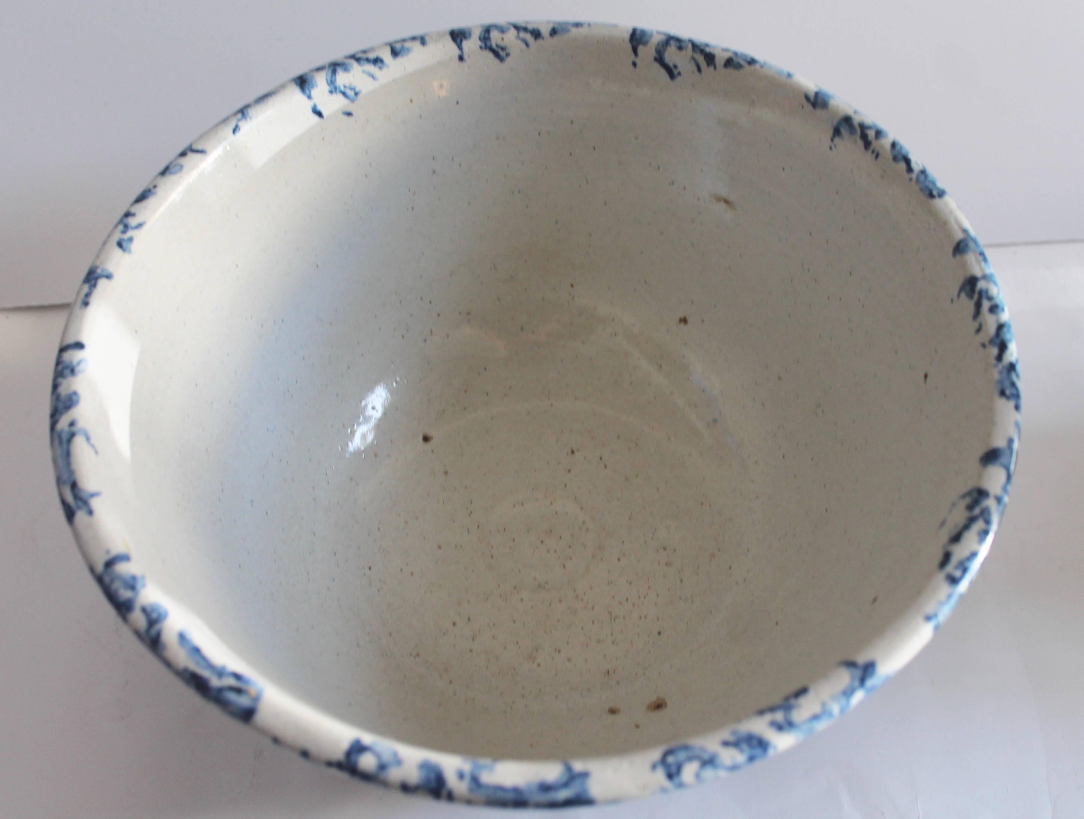 Peint à la main Bol à mélange monumental en poterie de grès du 19ème siècle en vente