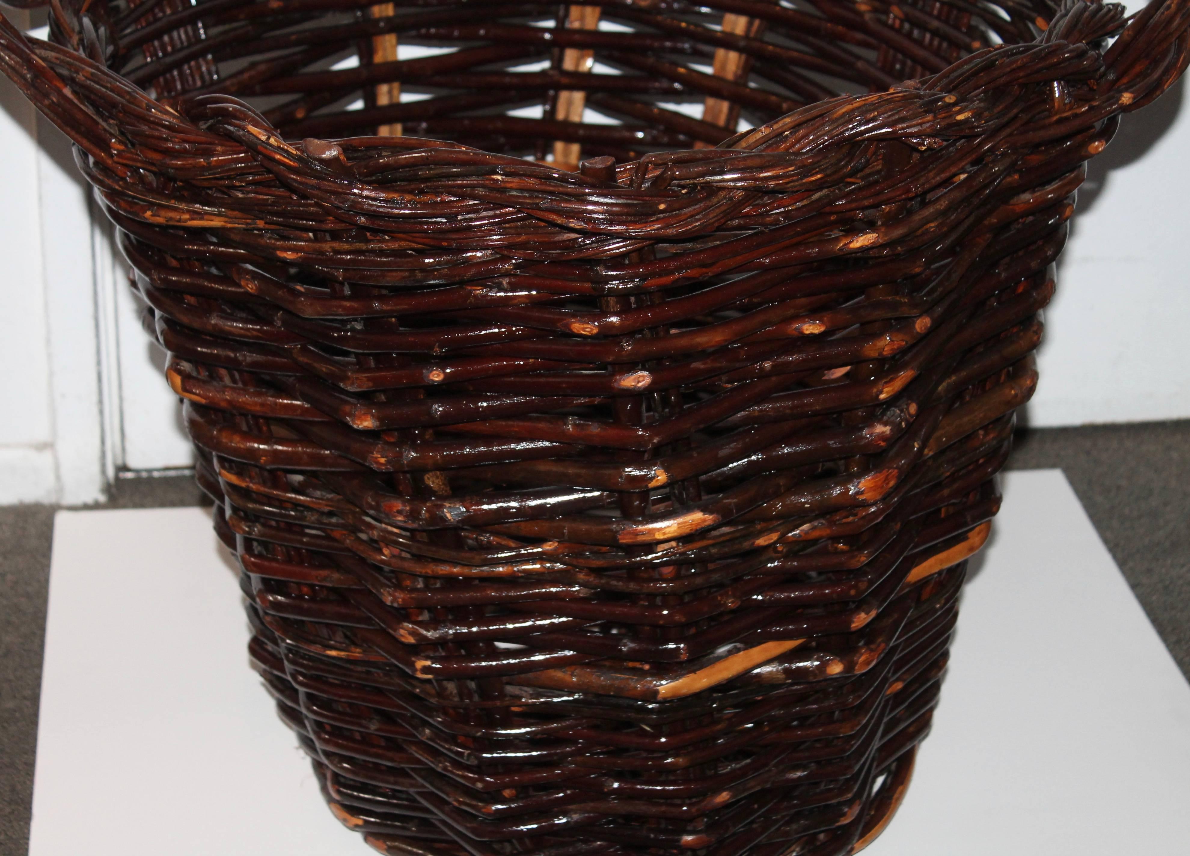 Monumental 20th century Hickory gathering basket this basket is in very good condition. Theses baskets are very hard to find in great condition.