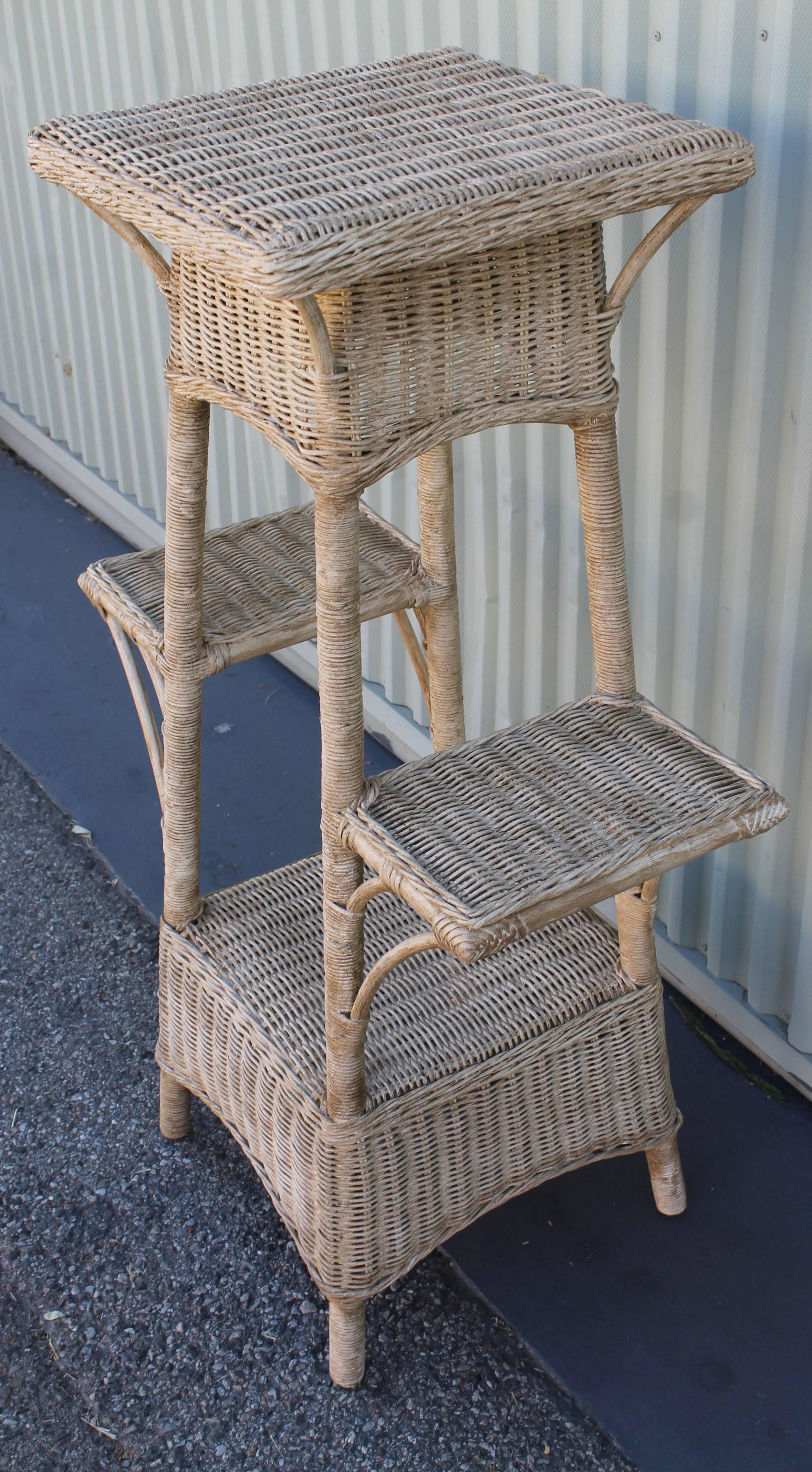 Bar Harbor Country Wicker Plant Stand In Excellent Condition In Los Angeles, CA