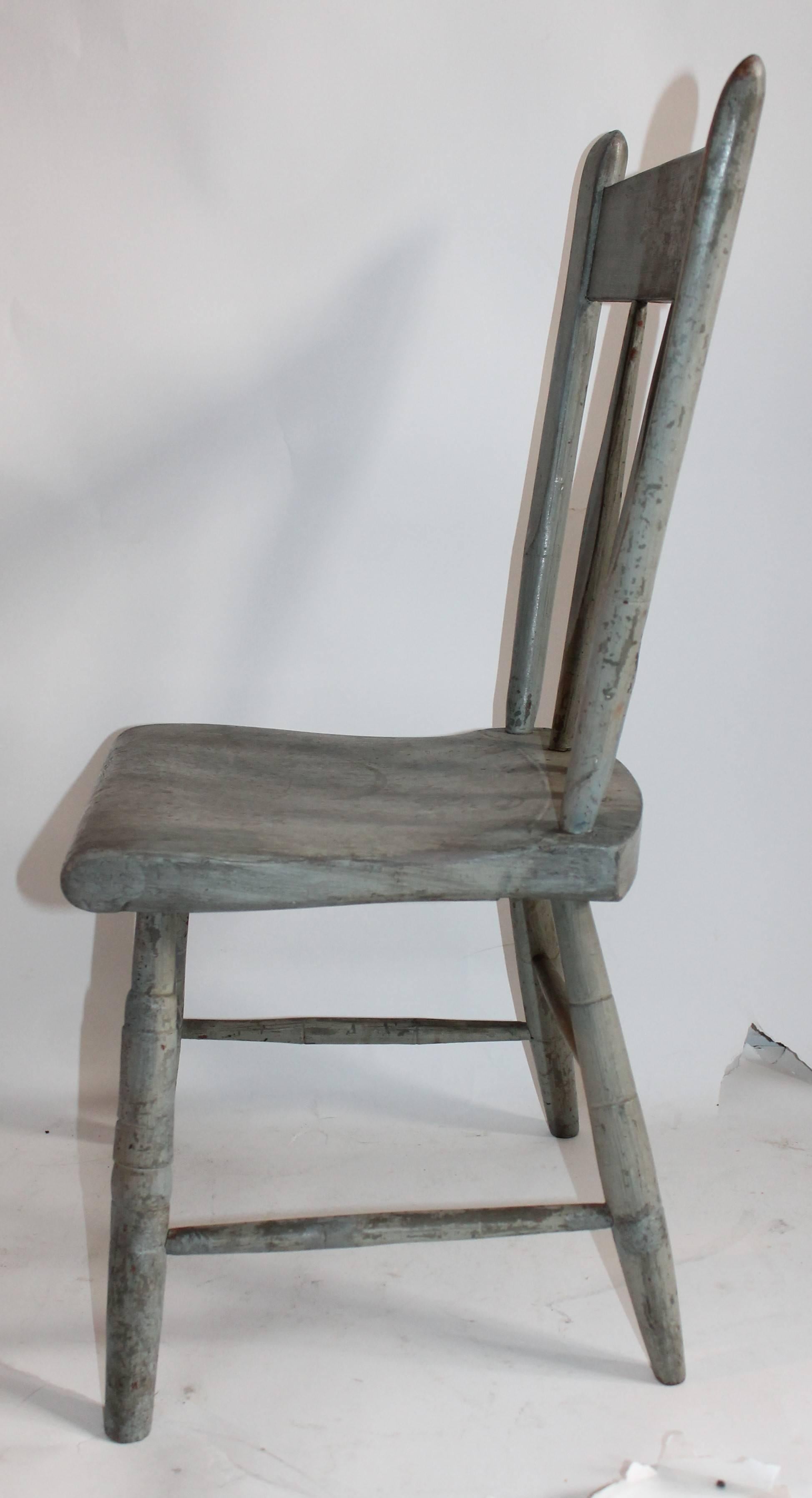 This fine arrow back windsor child's chair is in fine condition and all original painted grey surface. It is arrow back windsor chair from New England.