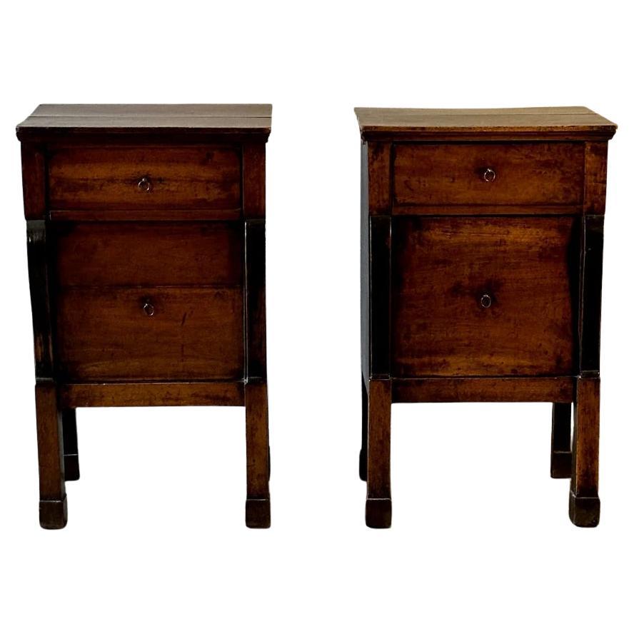 Paire de tables de chevet en vente