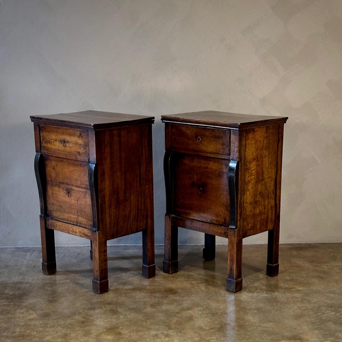 Paire de tables de chevet Bon état - En vente à Los Angeles, CA