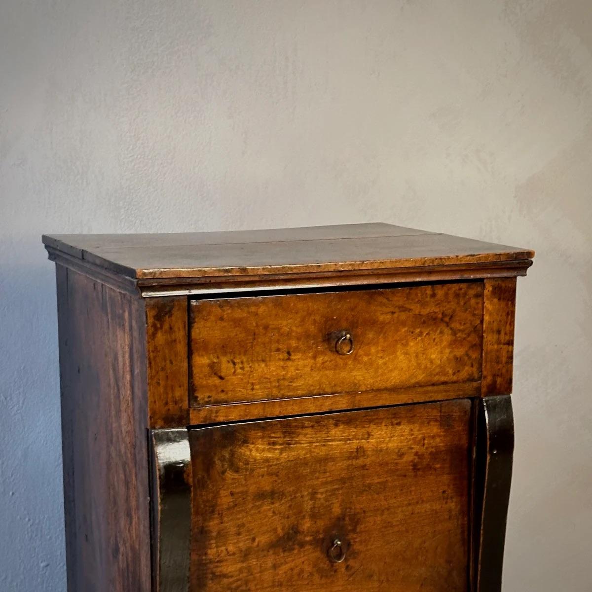 Paire de tables de chevet en vente 1
