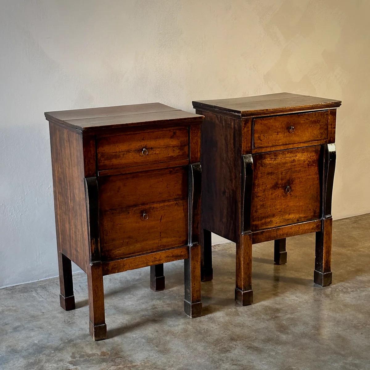 italien Paire de tables de chevet en vente