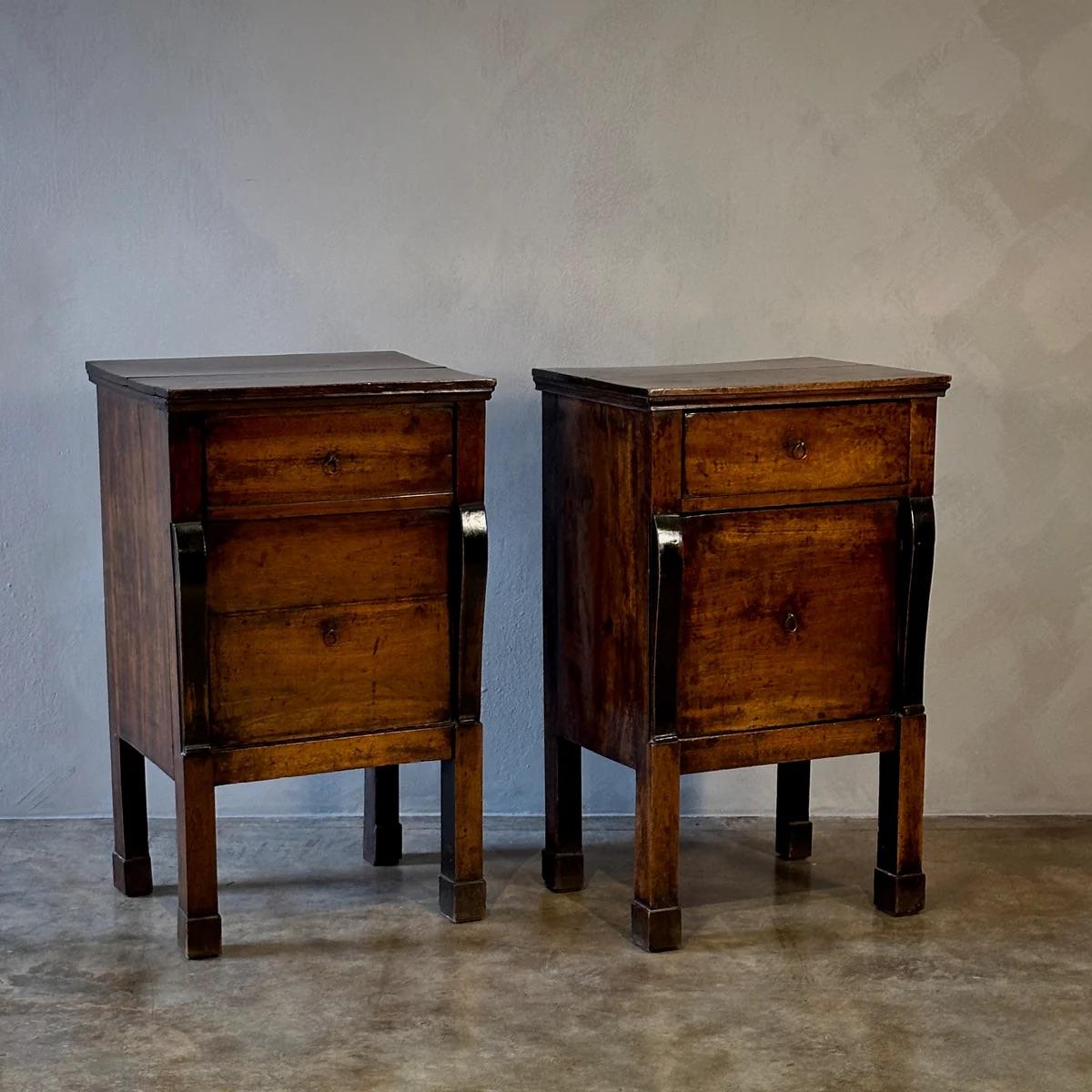Noyer Paire de tables de chevet en vente