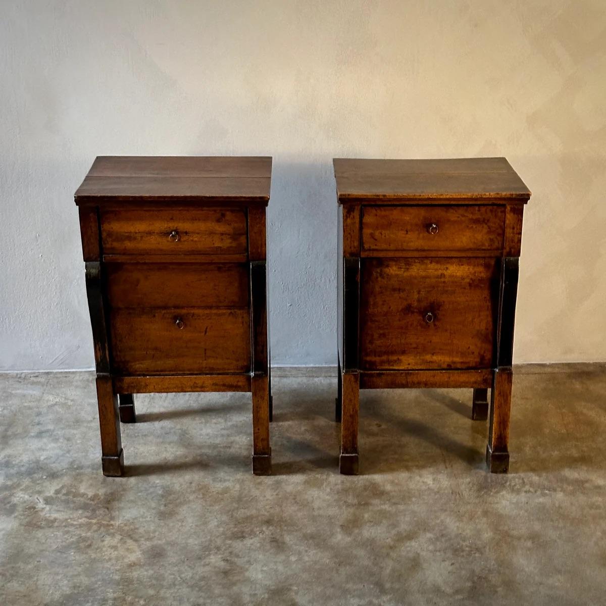 Paire de tables de chevet en vente 2