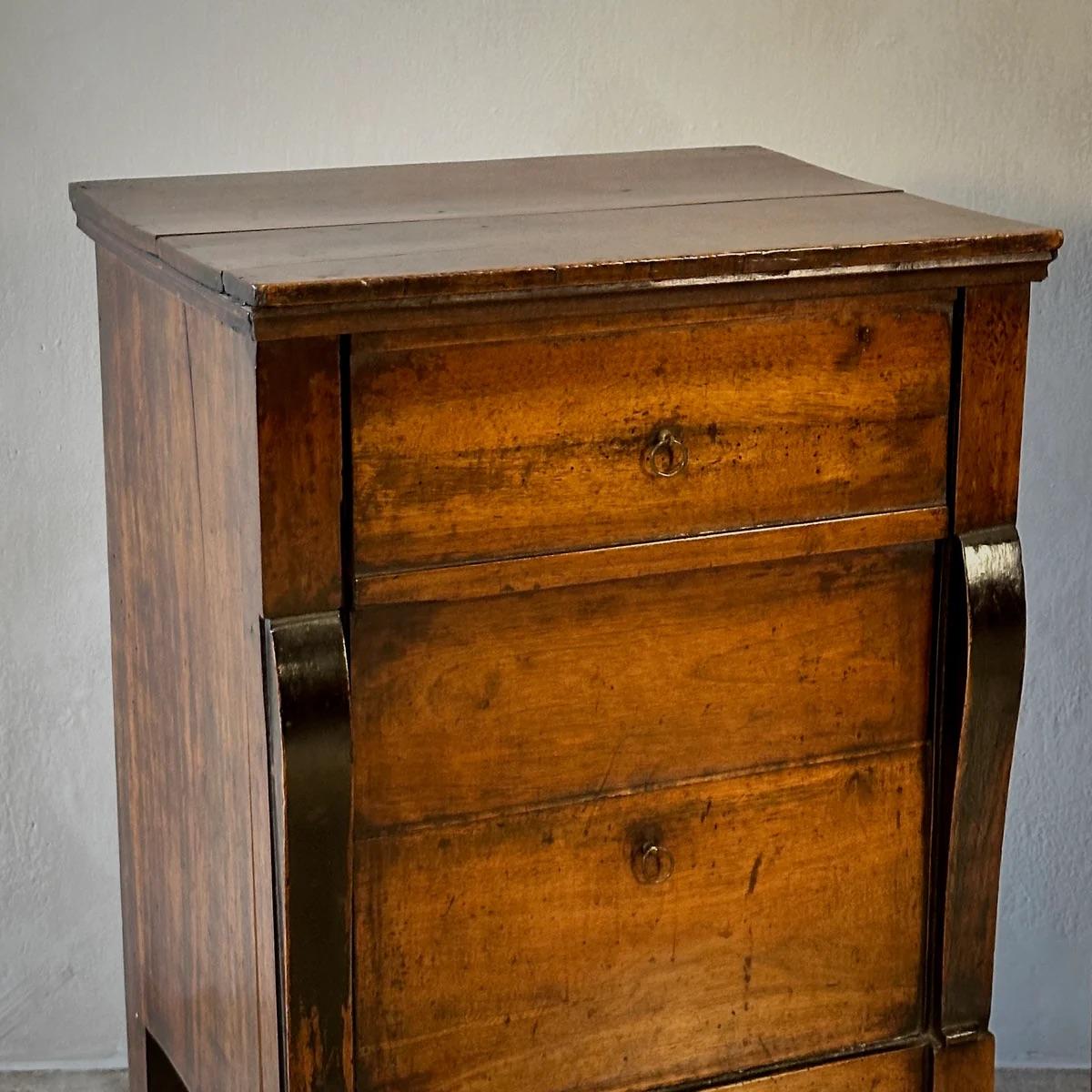 Paire de tables de chevet en vente 3