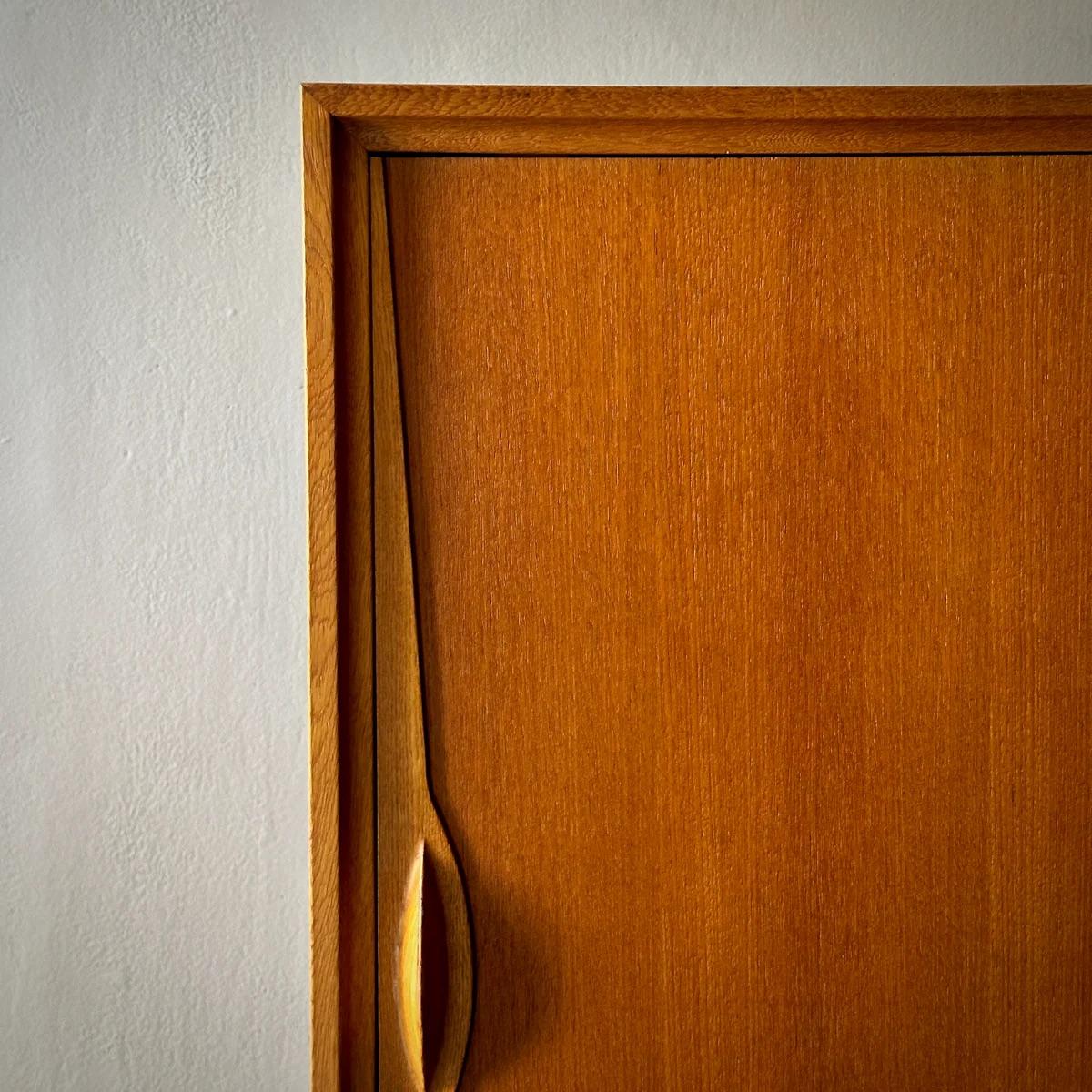 Mobile di metà secolo di Bertil Fridhagen per Bodafors, con ante scorrevoli in teak e oak. Il pezzo si regge su gambe eleganti, che mettono in mostra il classico design scandinavo e la funzionalità.

Svezia, 1950 circa

Dimensioni: 51W x 16,5D x
