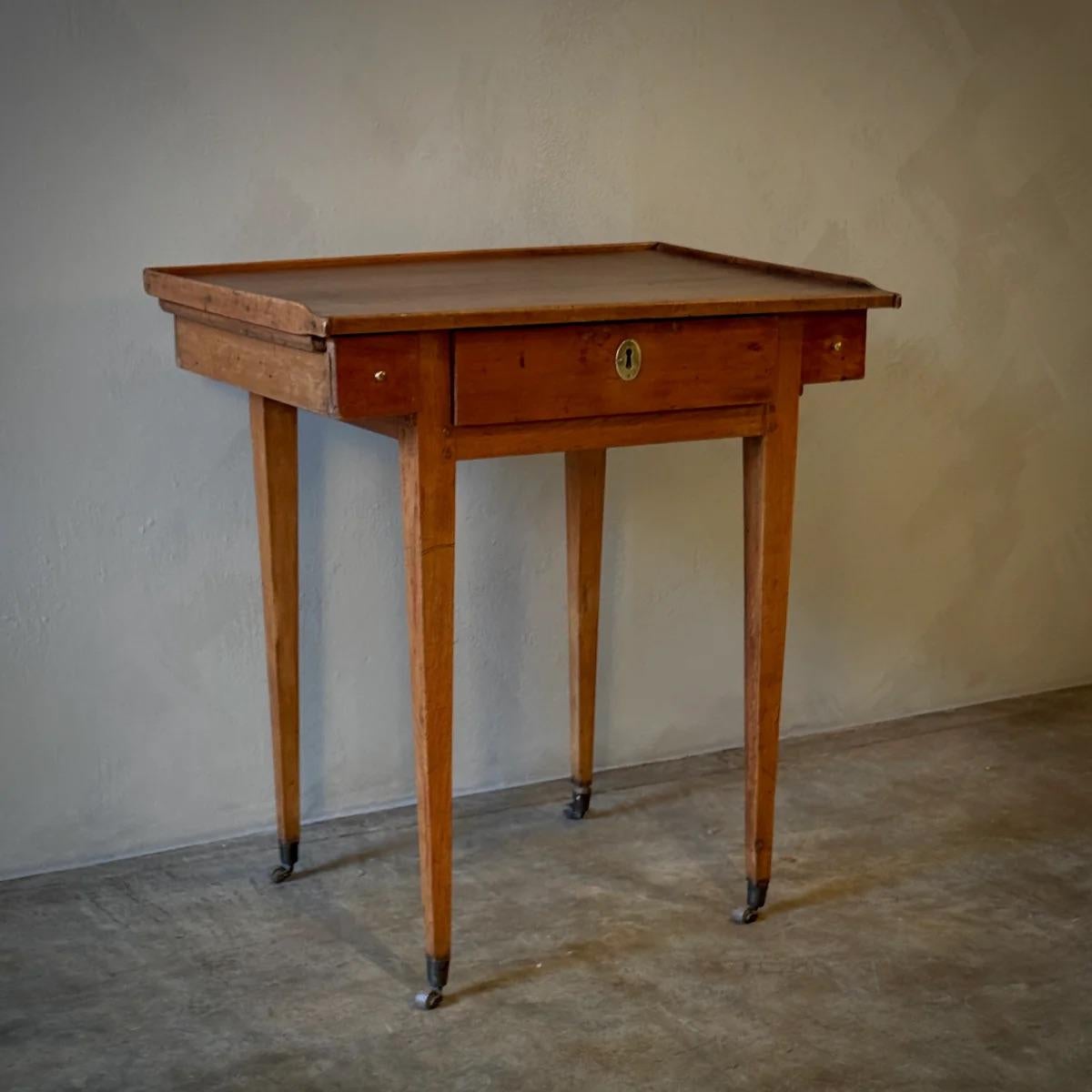 Table à roulettes en Wood Wood Bon état - En vente à Los Angeles, CA
