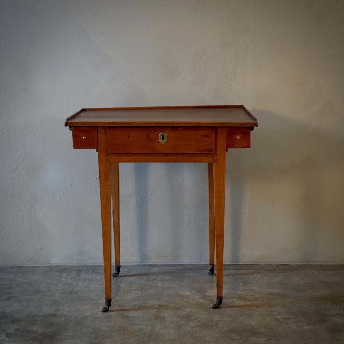 Français Table à roulettes en Wood Wood en vente