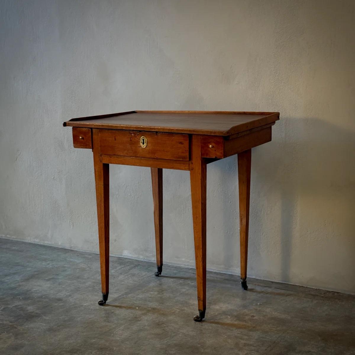Fin du XIXe siècle Table à roulettes en Wood Wood en vente
