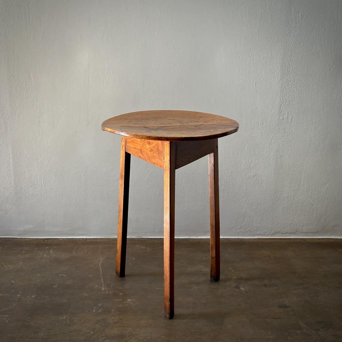 Cette table de grillon anglaise du début du XIXe siècle incarne la simplicité et le charme avec son plateau circulaire et sa base à trois pieds, fabriqués dans un bois magnifiquement vieilli.

Angleterre, vers 1820

Dimensions : 21L x 20P x 26,5H