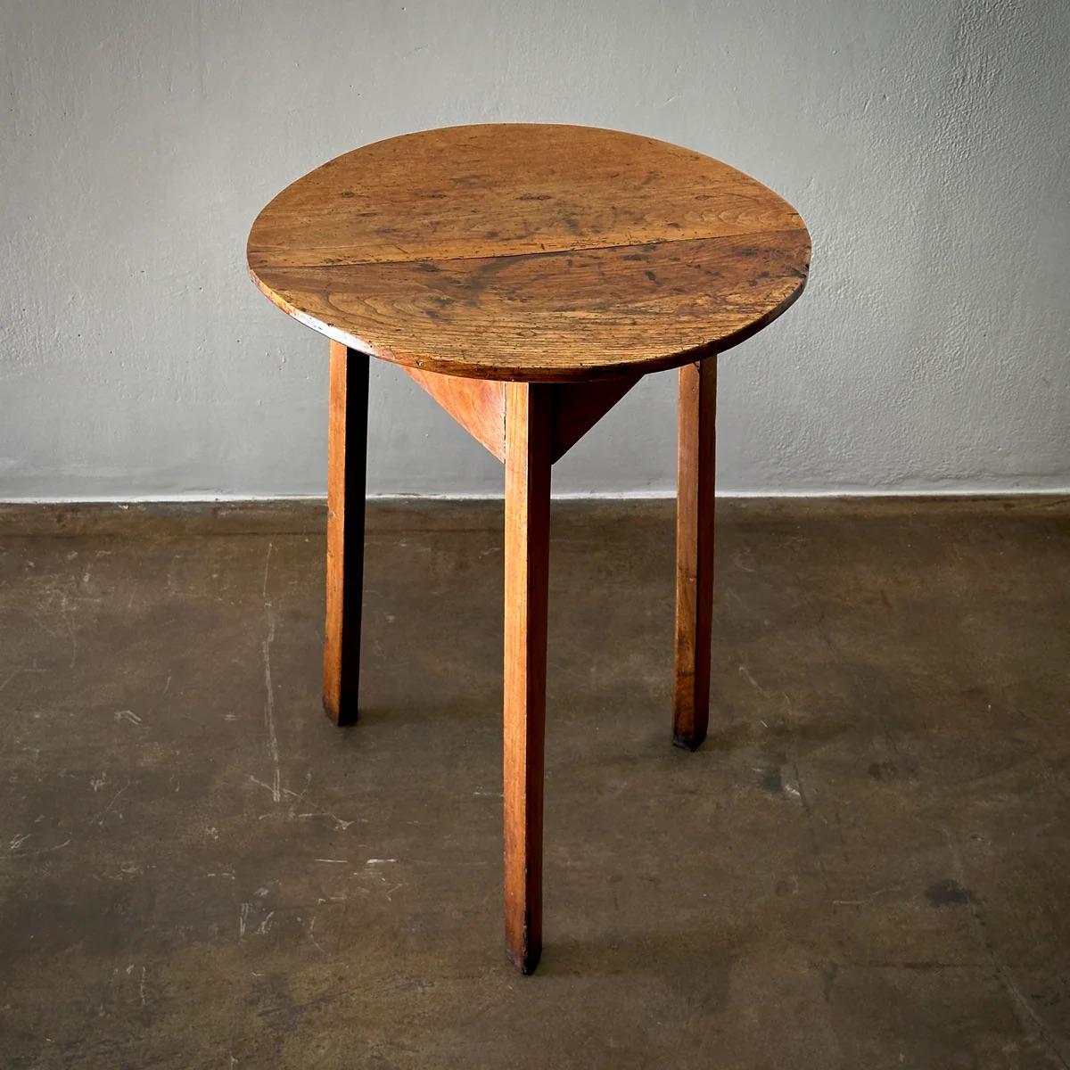 Petit  Table de cricket anglaise Bon état - En vente à Los Angeles, CA
