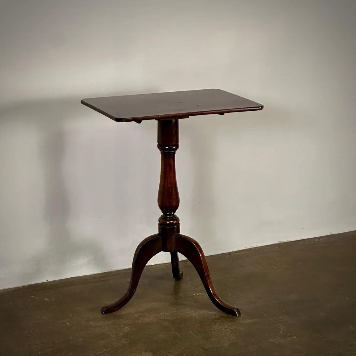 Tilt-top Table In Good Condition For Sale In Los Angeles, CA
