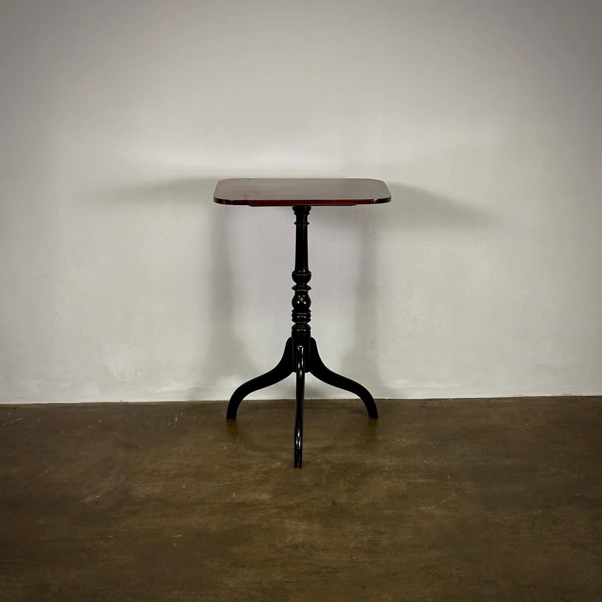 Cette table à vin fabriquée à l'époque de la Régence est une pièce essentielle pour tout intérieur raffiné. Fabriqué en acajou, il présente une silhouette gracieuse avec un piédestal élancé, supportant un plateau rectangulaire élégant. Cette table