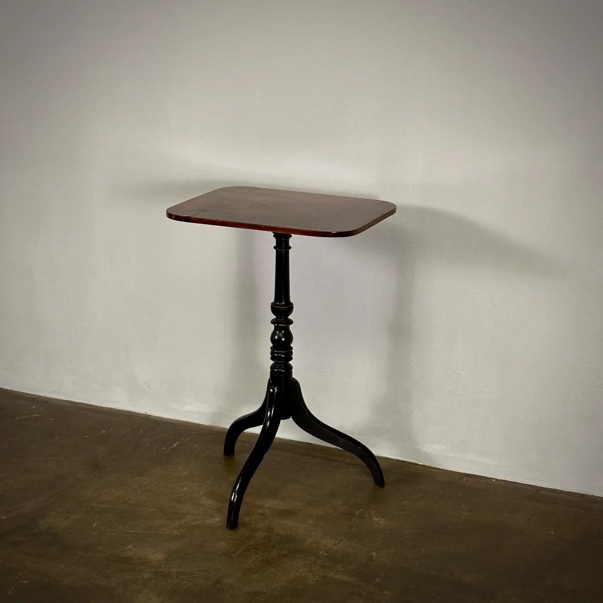 Table à vin Bon état - En vente à Los Angeles, CA