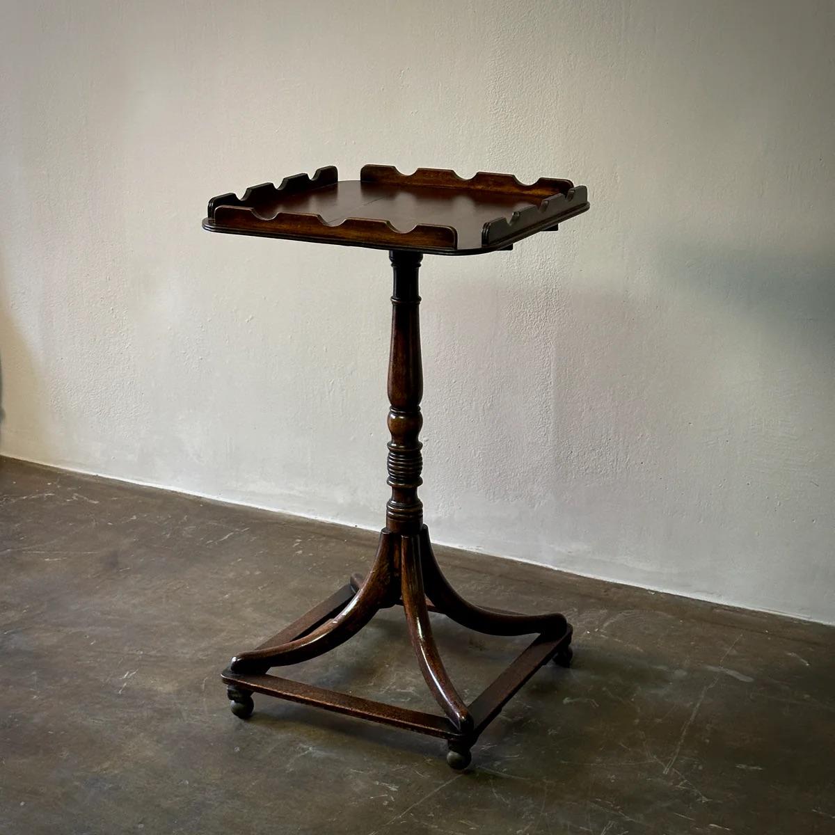 Occasional Table In Good Condition For Sale In Los Angeles, CA