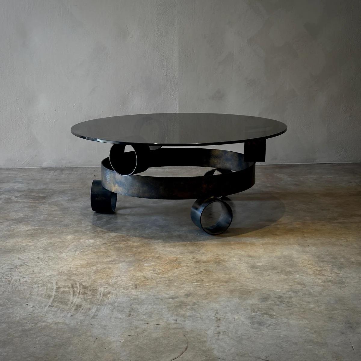 Belge Table basse en fer brutaliste en vente