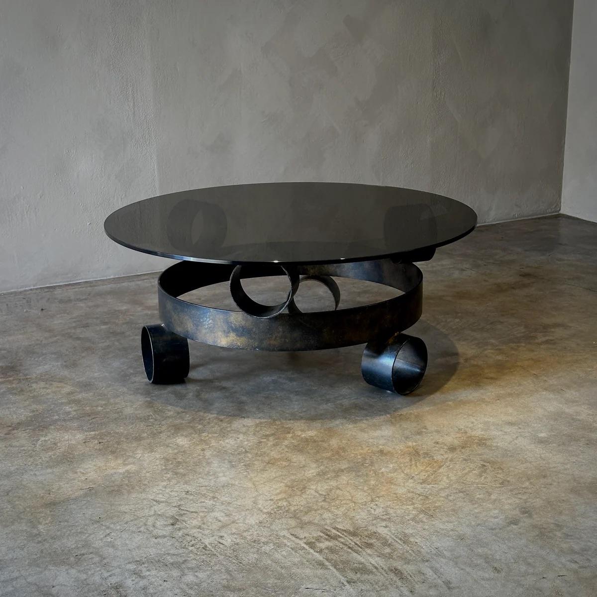 Milieu du XXe siècle Table basse en fer brutaliste en vente