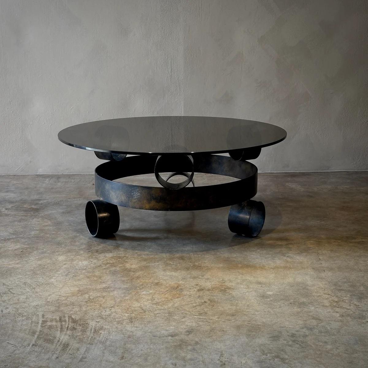 Verre Table basse en fer brutaliste en vente