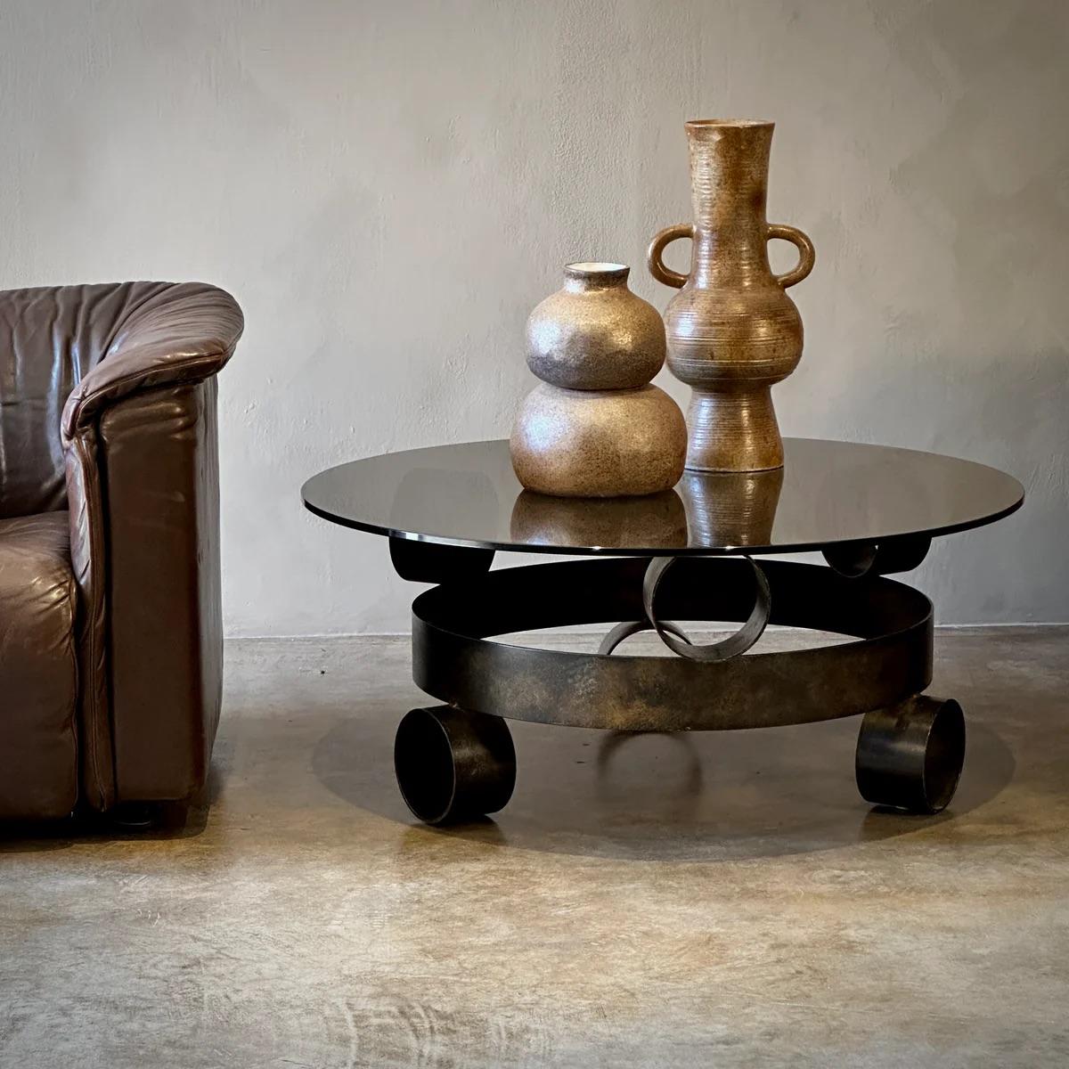 Table basse en fer brutaliste en vente 3