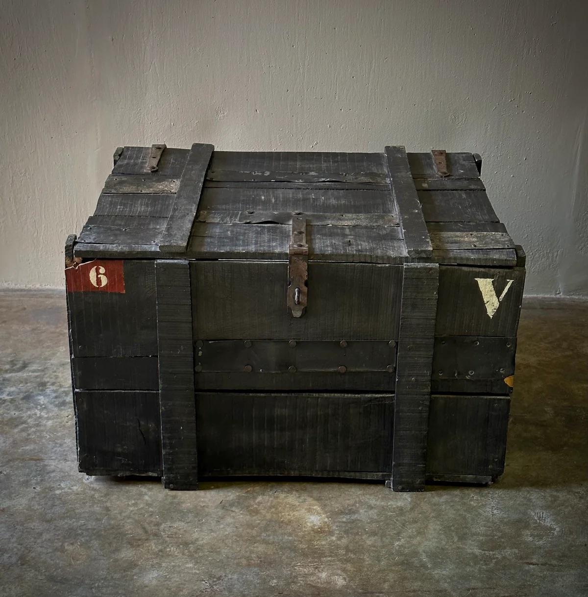 Cassapanca originale in legno dipinto dell'esercito belga. Robusto e pratico, questo articolo militare di serie combina articolazioni in ferro e una chiusura di sicurezza, dimostrando una durata che ha resistito in modo unico alle prove del tempo.
