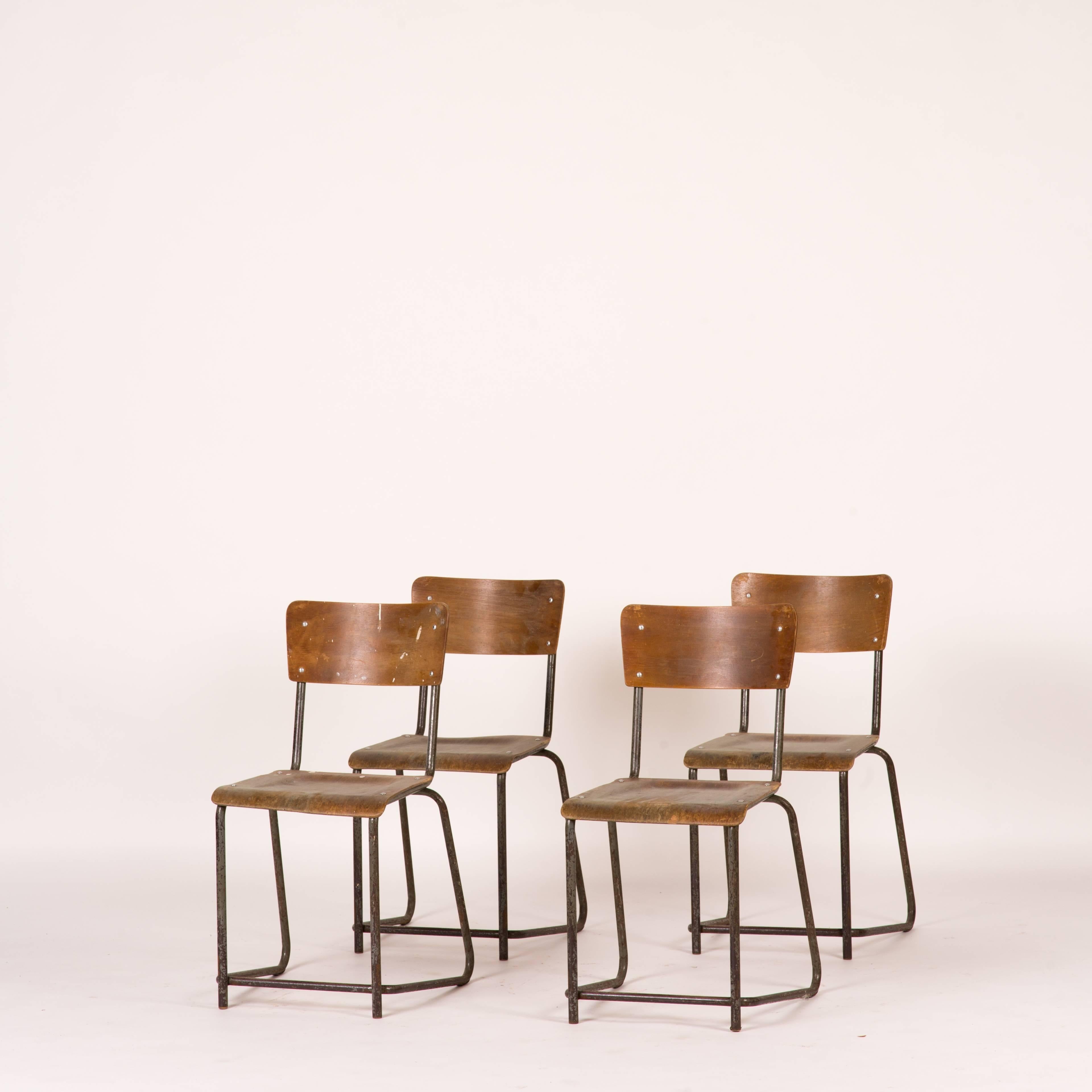 Satz von 8 Esszimmerstühlen aus Metall und Bugholz aus dem England der 1930er Jahre. Die Metallbeine haben ein wunderbar minimalistisches Design und eine leichte Patina. Die Bugholzsitze sind sanft geschwungen und sorgen für einen eleganten und