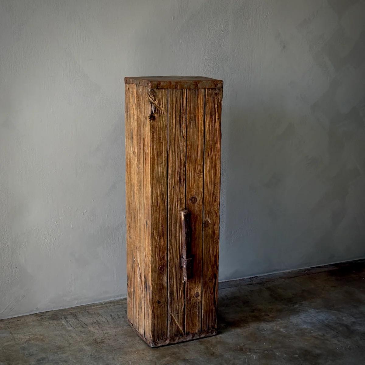 Plinth In Good Condition For Sale In Los Angeles, CA