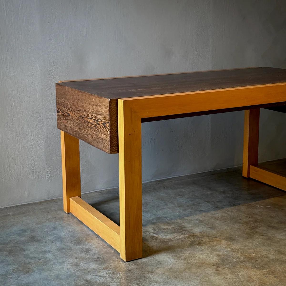Writing Table In Good Condition For Sale In Los Angeles, CA