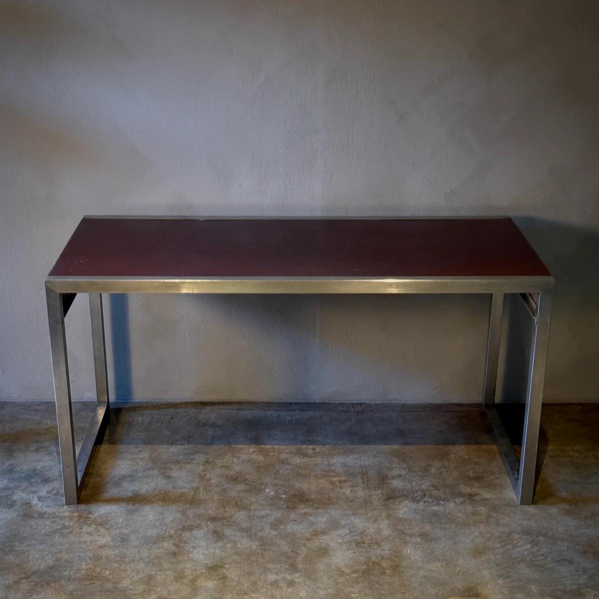 Table à écrire en métal et cuir Bon état - En vente à Los Angeles, CA
