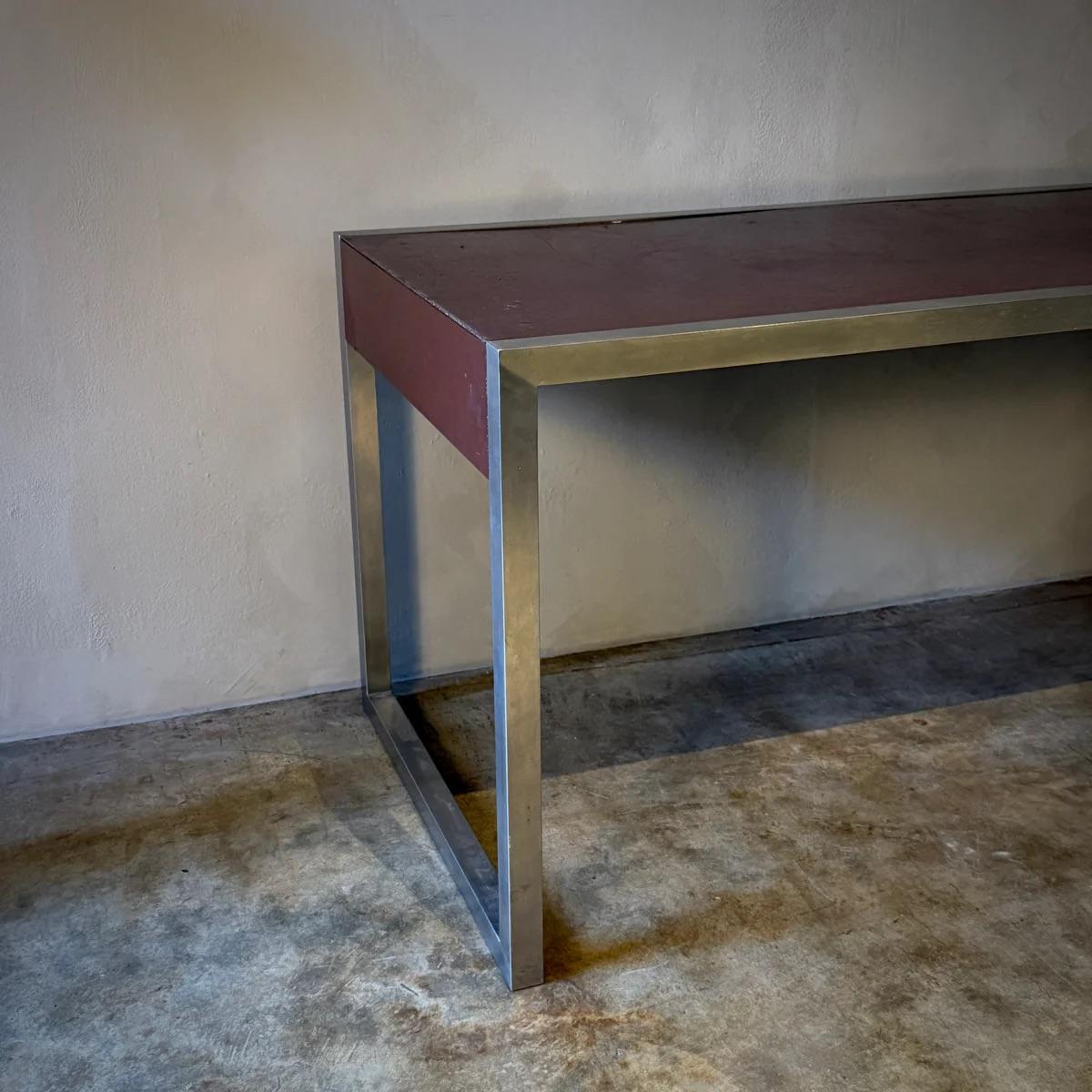Français Table à écrire en métal et cuir en vente