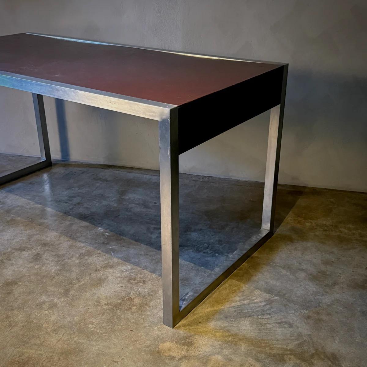 Fin du 20e siècle Table à écrire en métal et cuir en vente